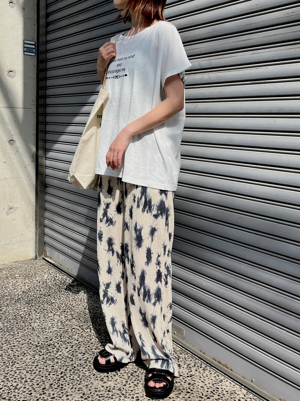 ベージュ系のその他パンツ、ホワイト系のTシャツ/カットソーを着用したレディースの春コーディネートの2枚目の写真