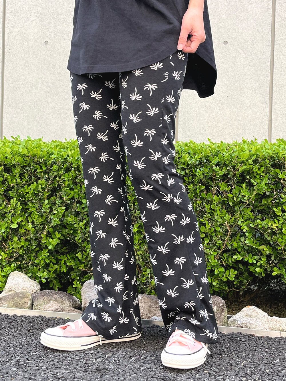 ピンク系のスニーカー、ブラック系のTシャツ/カットソー、ブラック系のその他パンツを着用したレディースの春コーディネートの8枚目の写真