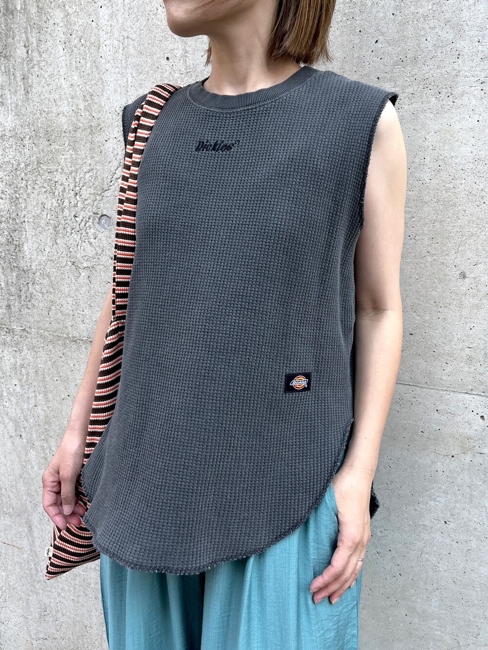 ブラック系のTシャツ/カットソー、ブルー系のその他パンツ、ブラウン系のトートバッグを着用したレディースの夏コーディネートの3枚目の写真