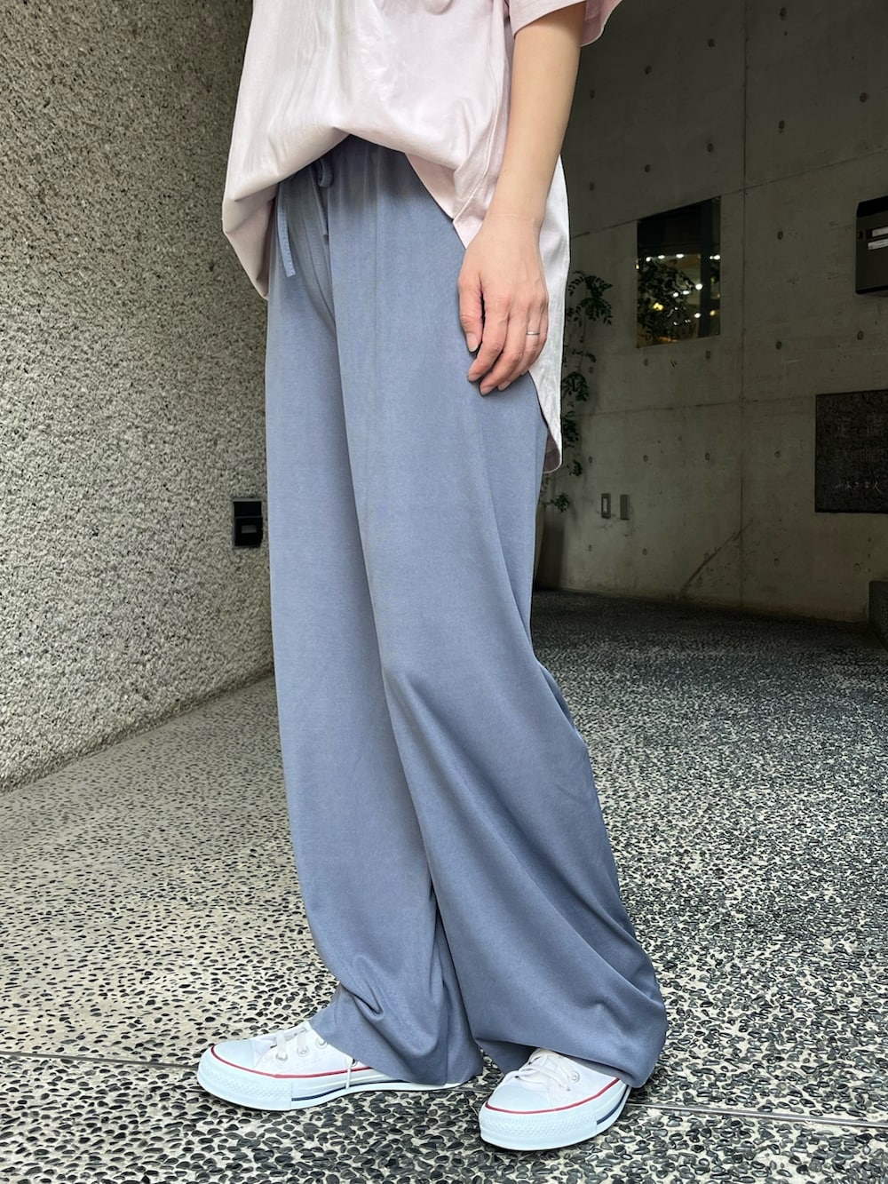 「トートバッグ、淡色コーデ、ゆるコーデ、ラクチンコーデ、ママコーデ、ピンクTシャツ、オルテガ、バックプリント、Tシャツ、春コーデ、春ファッション、春のNewスタイル、スニーカー、白スニーカー、コンバース」｜「CONVERSEのアイテム（スニーカー、ホワイト系）」を使った、Nakamuraさん（レディース・157cm）の春コーディネートの7枚目の写真
