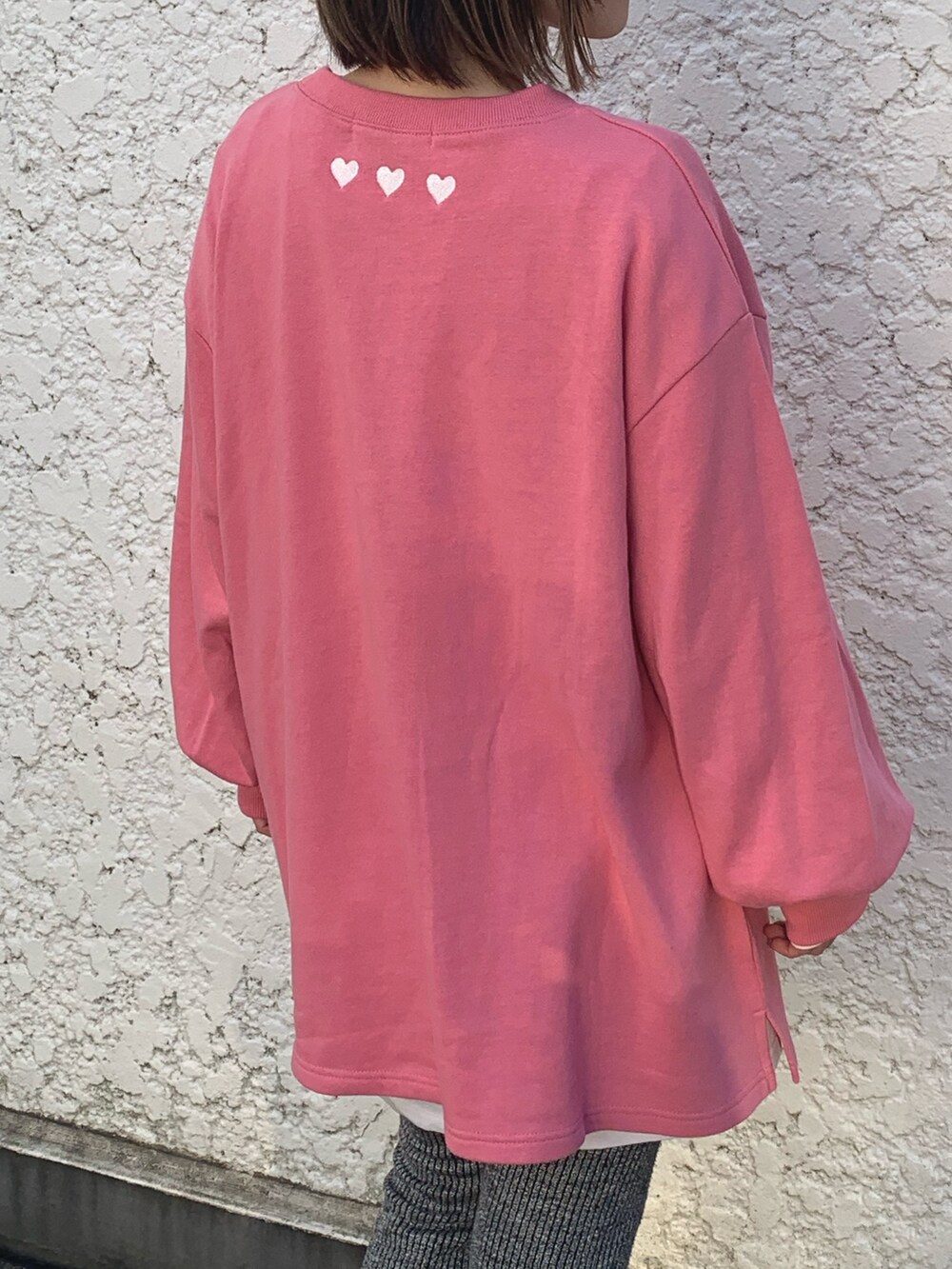 ピンク系のスウェット、ピンク系のスニーカーを着用したレディースの冬コーディネートの5枚目の写真