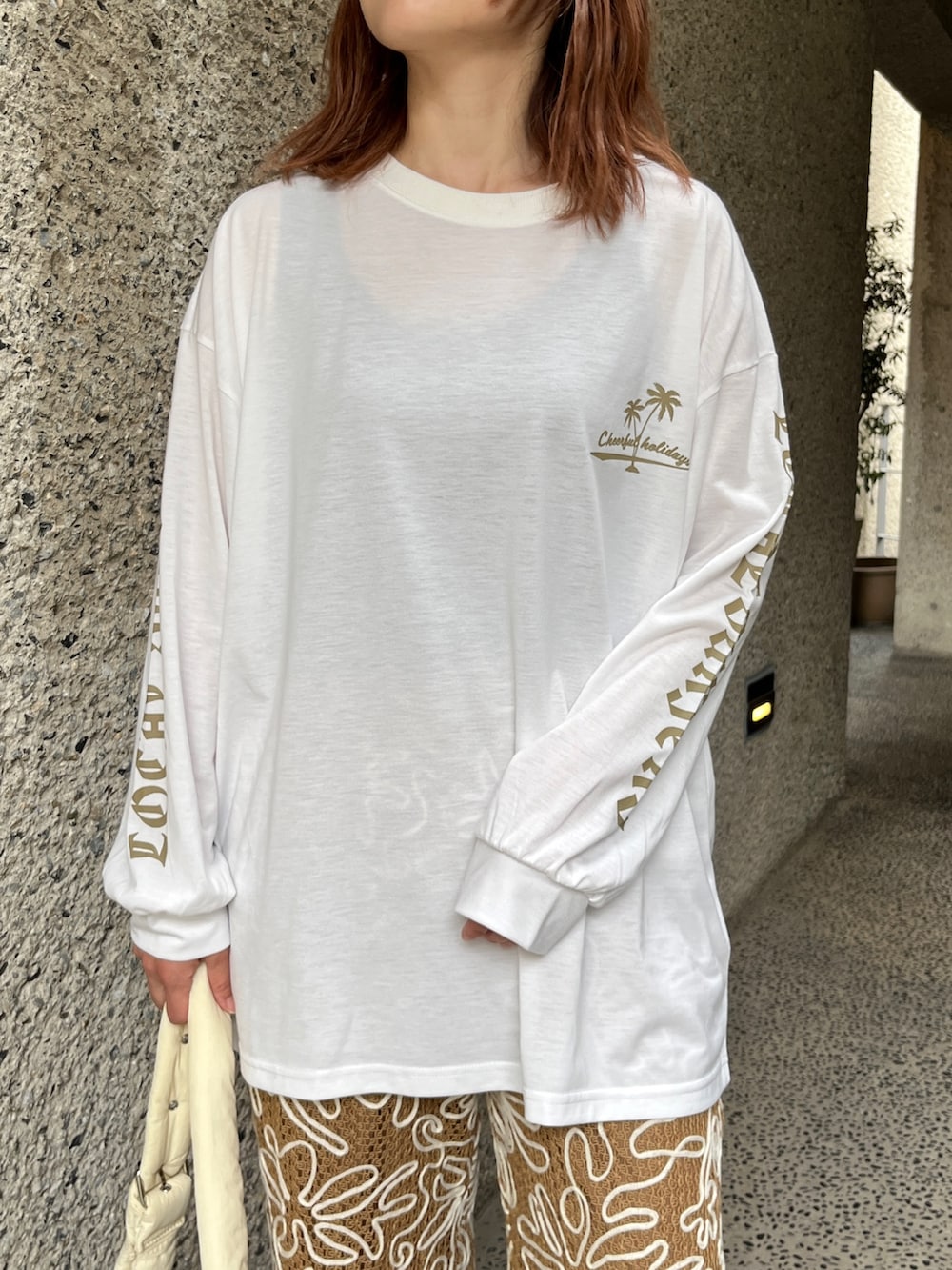 「春色、春めき満開コーデ、オトナカジュアル、パンツコーデ、シンプルスタイル、スニーカーコーデ、パンツスタイル、レースパンツ、ロンT、バックプリント、コンバース、コンバース オールスター、スニーカー、白スニーカー、ロンTコーデ」｜「anap mimpiのチェッカー サーフ 袖ロゴ プリント ビッグ 長袖 ロンT（Tシャツ/カットソー、ホワイト系）」を使った、Nakamuraさん（レディース・157cm）の春コーディネートの3枚目の写真