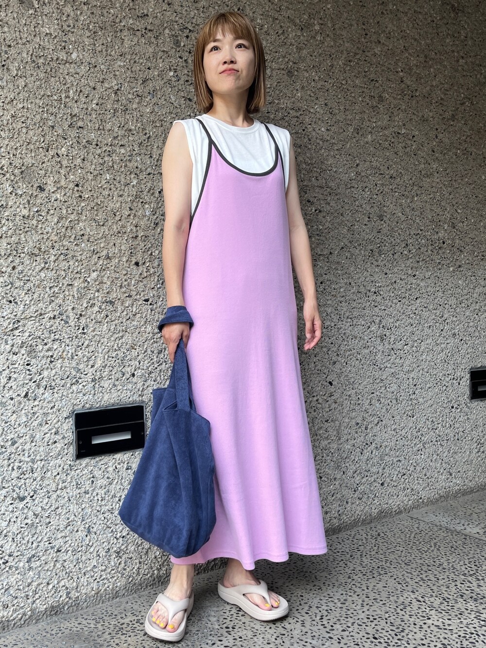 ピンク系のワンピース、ブルー系のトートバッグ、ベージュ系のサンダルを着用したレディースの夏コーディネートの3枚目の写真