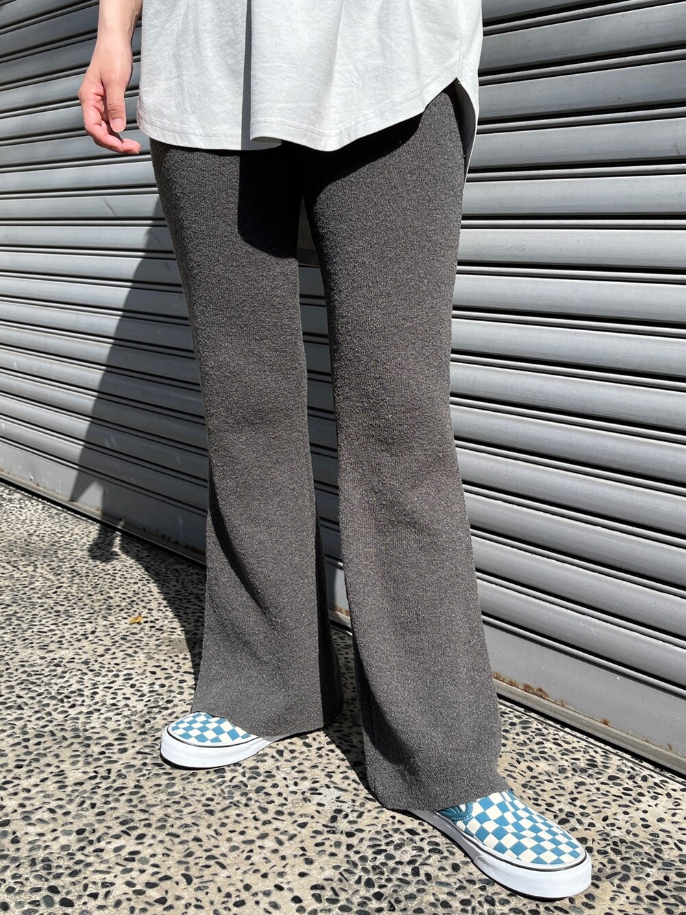 グリーン系のTシャツ/カットソー、グレー系のその他パンツ、ブルー系のスニーカーを着用したレディースの春コーディネートの7枚目の写真