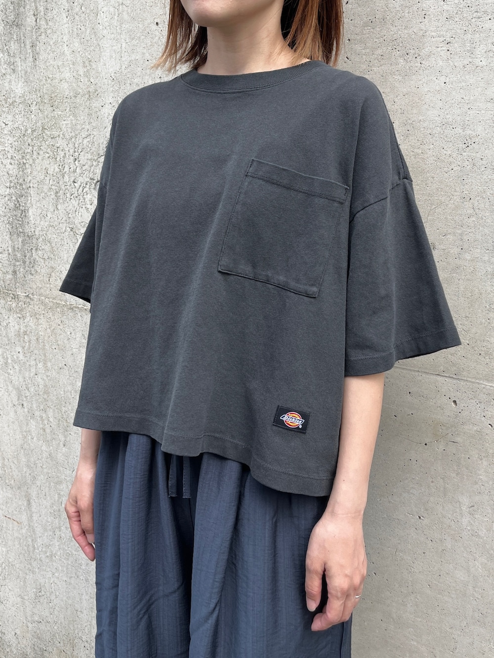 ブラック系のTシャツ/カットソー、ブルー系のその他パンツ、ベージュ系のサンダルを着用したレディースの春コーディネートの2枚目の写真