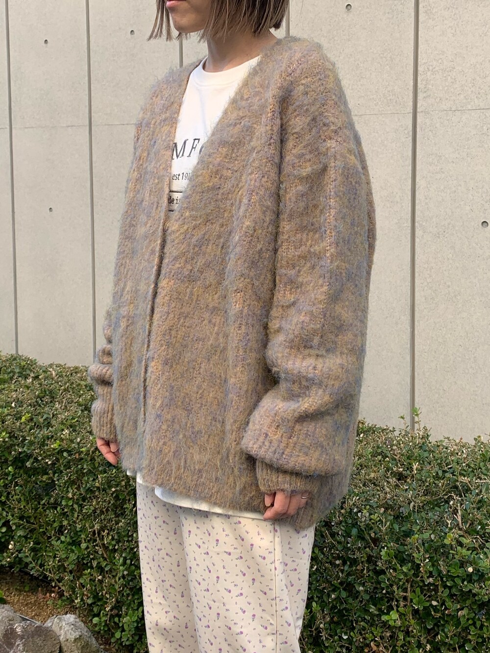 ブルー系のダウンジャケット/コート、ベージュ系のカーディガン/ボレロ、ホワイト系のスウェットパンツを着用したレディースの冬コーディネートの4枚目の写真