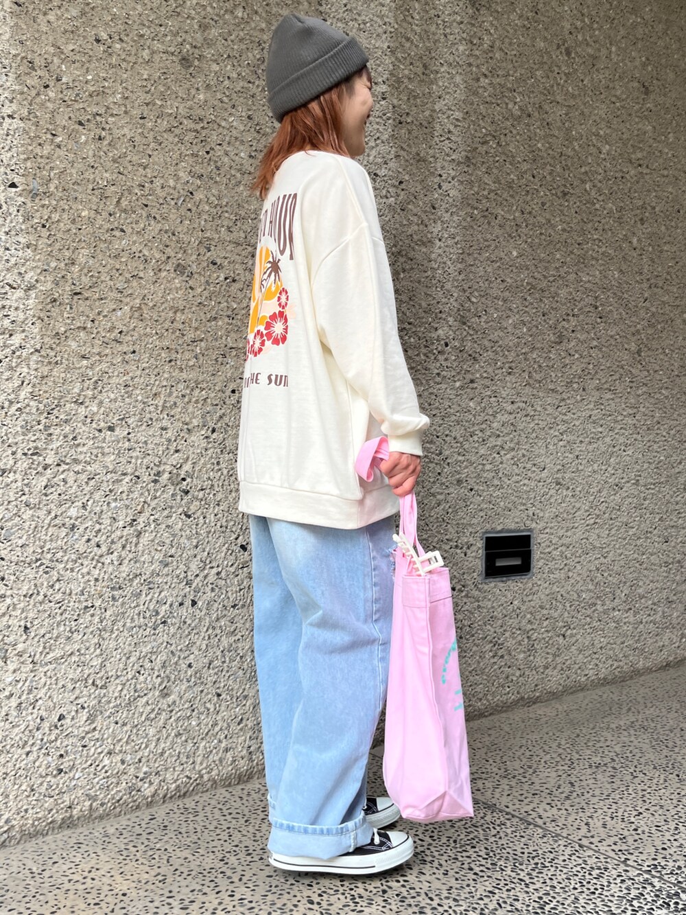 ベージュ系のTシャツ/カットソーを着用したレディースの春コーディネートの3枚目の写真