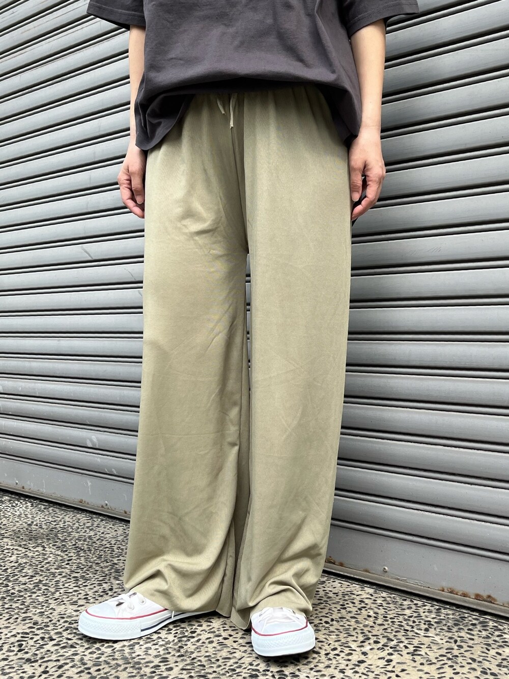 ホワイト系のスニーカー、グリーン系のその他パンツ、グレー系のTシャツ/カットソーを着用したレディースの春コーディネートの8枚目の写真