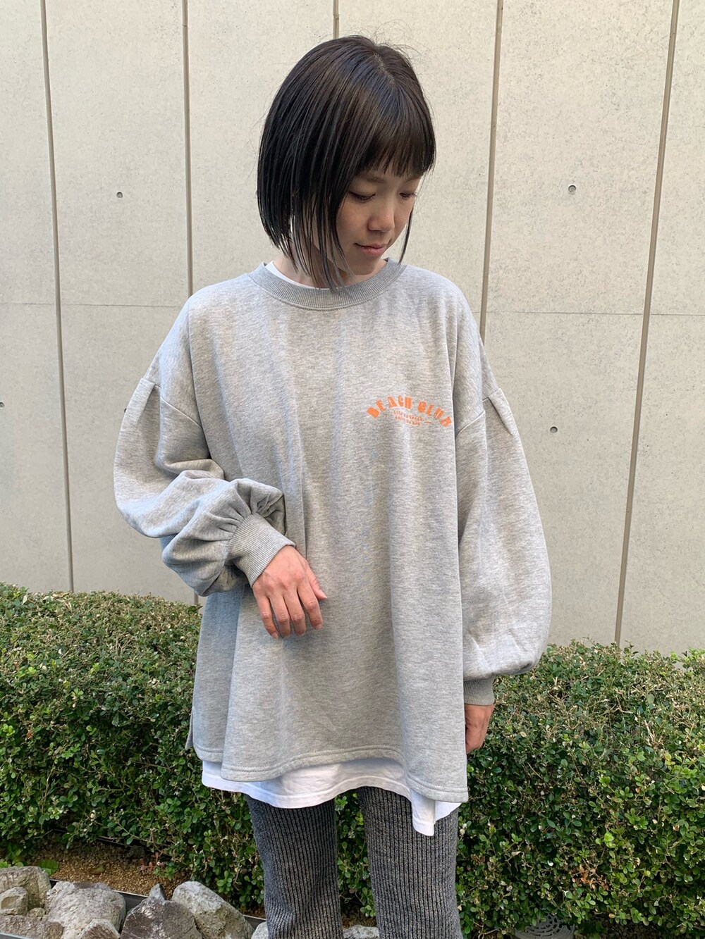 「冬アウター、カジュアルコーデ、モンスターパーカー、プチプラ、スウェットコーデ、mimpi、グレースウェット、スニーカー、リブパンツ、カーキアウター、２ＷＡＹ、アウター、モンスターコート、レイヤードスタイル、adidas」｜「anap mimpiの袖取り外し2WAY中綿モンスターパーカー（ダウンジャケット/コート、グリーン系）」を使った、Nakamuraさん（レディース・156cm）の冬コーディネートの5枚目の写真