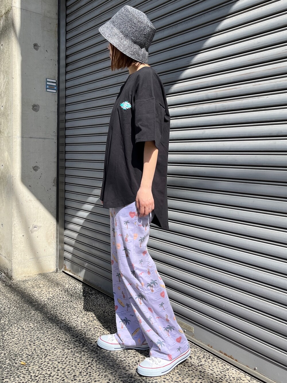 「リラックススタイル、リラックスパンツ、アロハ柄、パープル、オルテガ、バックプリント、Tシャツ、ハット、スニーカー、コンバース、春夏コーデ、楽チンコーデ、ゆるコーデ、リラックスコーデ、カジュアルコーデ」｜「anap mimpiのオルテガ 刺繍 コットン ビッグ Tシャツ（Tシャツ/カットソー、ブラック系）」を使った、Nakamuraさん（レディース・157cm）の春コーディネートの2枚目の写真