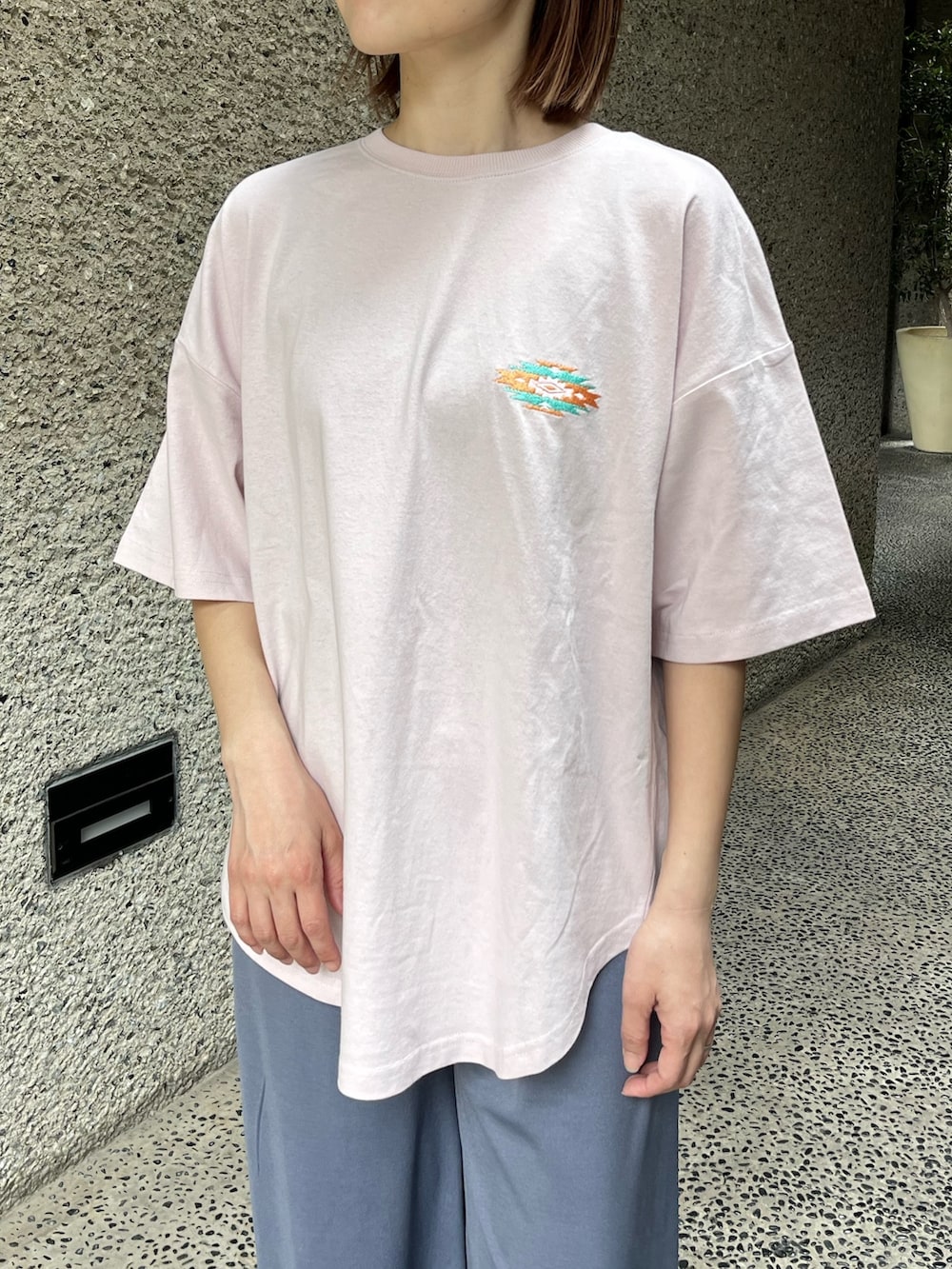 「トートバッグ、淡色コーデ、ゆるコーデ、ラクチンコーデ、ママコーデ、ピンクTシャツ、オルテガ、バックプリント、Tシャツ、春コーデ、春ファッション、春のNewスタイル、スニーカー、白スニーカー、コンバース」｜「CONVERSEのアイテム（スニーカー、ホワイト系）」を使った、Nakamuraさん（レディース・157cm）の春コーディネートの4枚目の写真