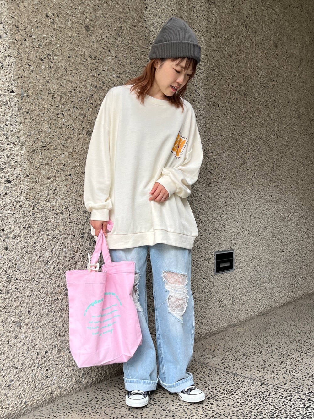 ベージュ系のTシャツ/カットソーを着用したレディースの春コーディネートの2枚目の写真