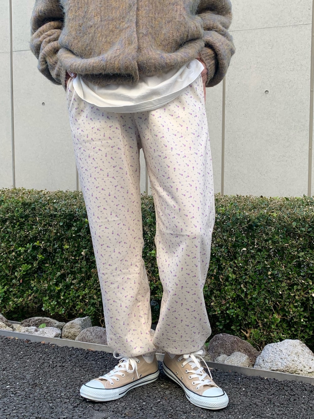 ブルー系のダウンジャケット/コート、ベージュ系のカーディガン/ボレロ、ホワイト系のスウェットパンツを着用したレディースの冬コーディネートの8枚目の写真