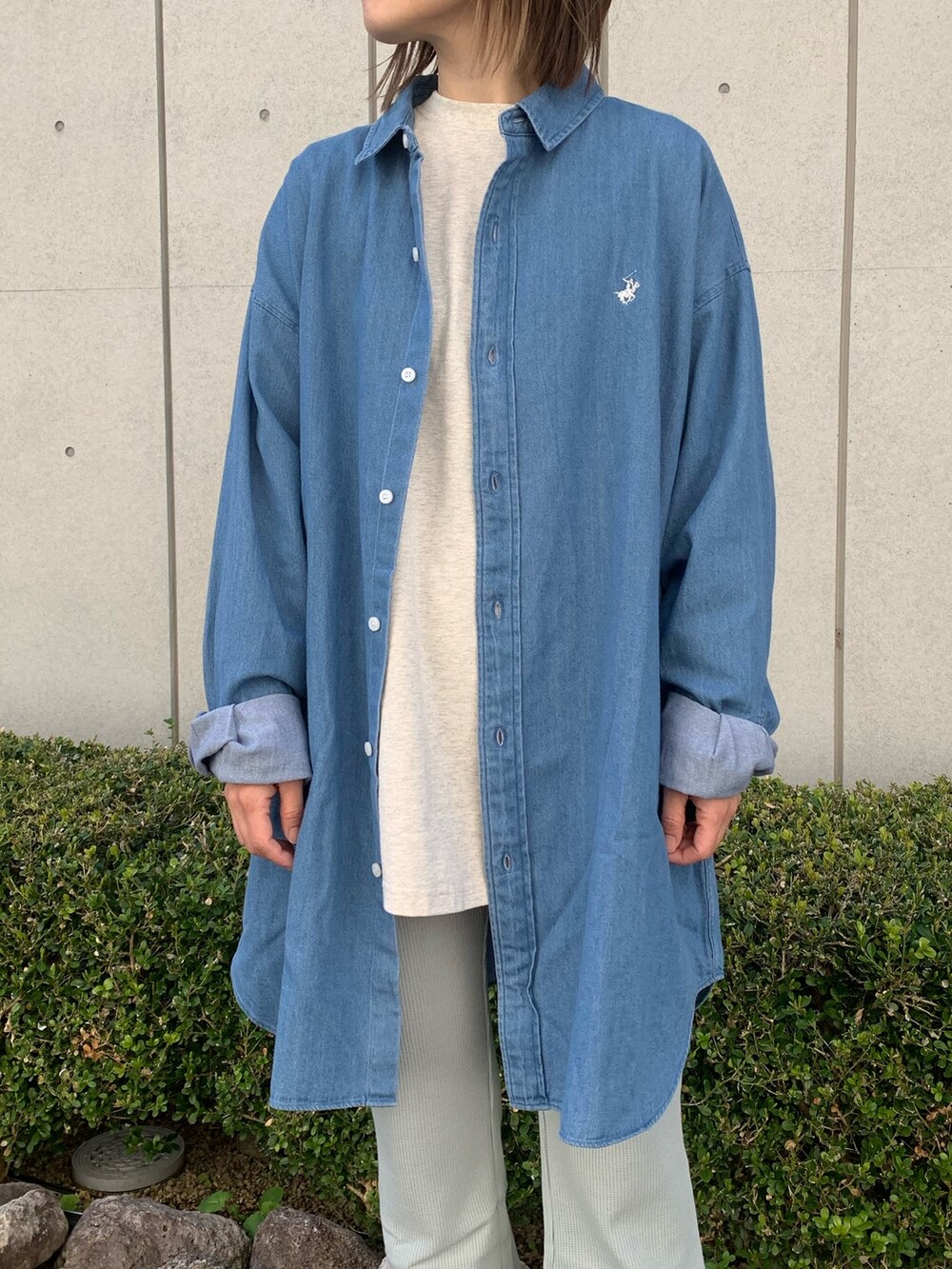 「デニムシャツ、リブパンツ、スニーカー、カラーパンツ、春コーデ、プチプラ、パステルカラー、ラクチンコーデ、オトナカジュアル、春、大人女子、リラックススタイル、ロンT、adidas spezial、adidas」｜「anap mimpiのウエストギャザーワッフルフレアパンツ（その他パンツ、グリーン系）」を使った、Nakamuraさん（レディース・157cm）の春コーディネートの4枚目の写真