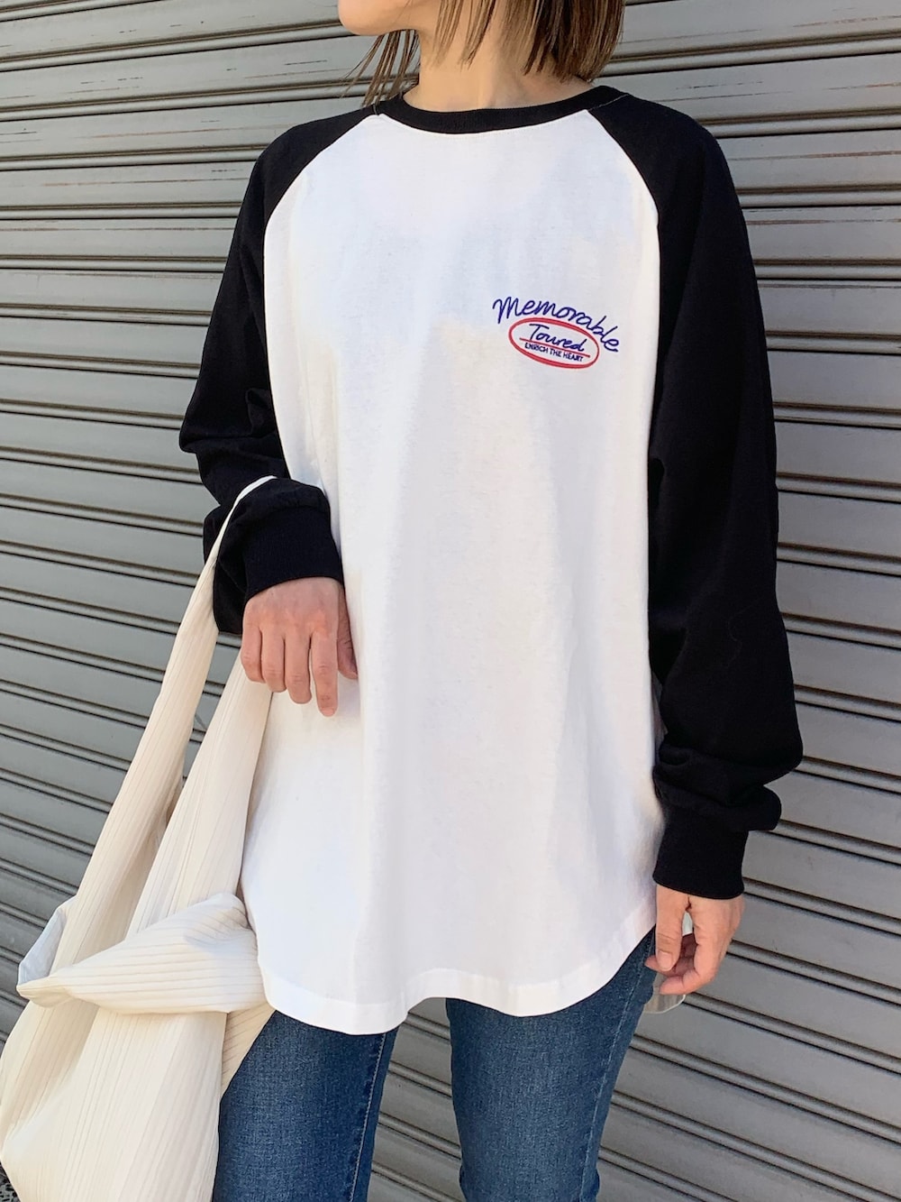 「休日スタイル、カジュアルコーデ、シンプルコーデ、デニム、スニーカー、春コーデ、スキニーデニム、ラグランTシャツ、adidas spezial、プチプラ、大人カジュアル、ママコーデ、mimpi、刺繍トップス、楽チンコーデ」｜「anap mimpiのメッセージ刺繍 ラグラン 配色 長袖 ロンT（Tシャツ/カットソー、ホワイト系）」を使った、Nakamuraさん（レディース・157cm）の春コーディネートの5枚目の写真