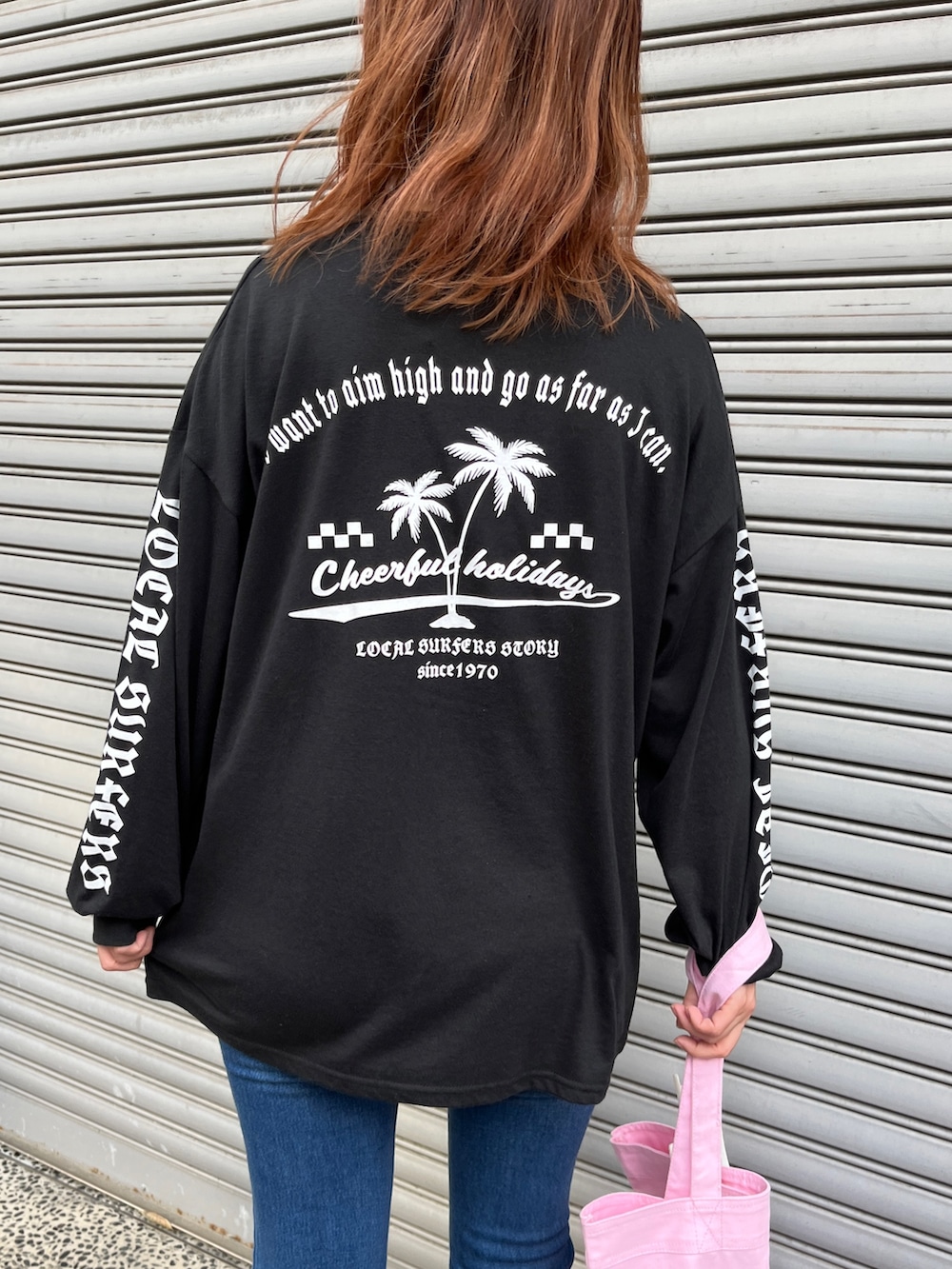 ブラック系のTシャツ/カットソー、ホワイト系のスニーカーを着用したレディースの春コーディネートの2枚目の写真