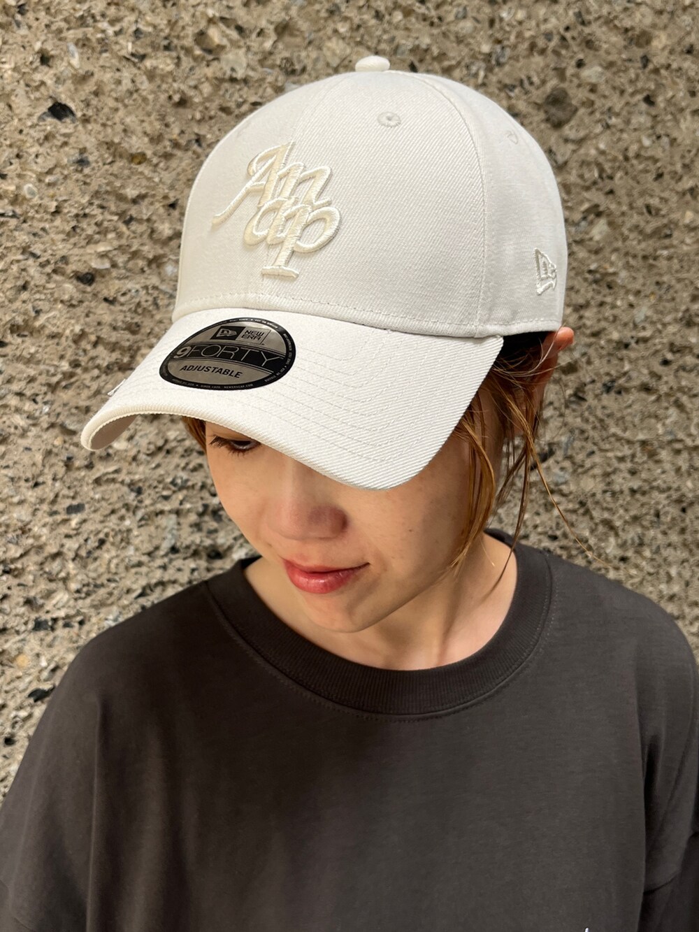 グレー系のTシャツ/カットソー、ブラウン系のその他パンツ、ブラック系のサンダルを着用したレディースの夏コーディネートの5枚目の写真