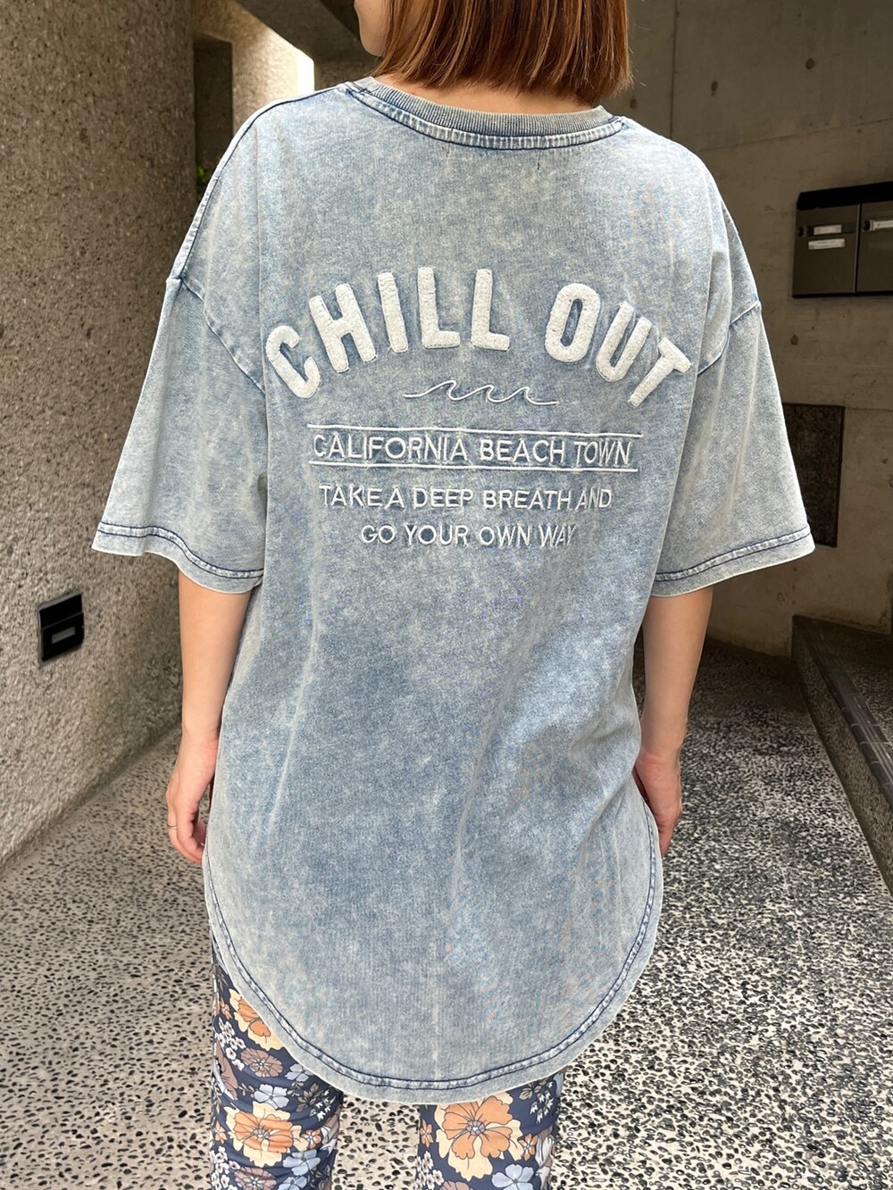 ホワイト系のスニーカー、ブルー系のTシャツ/カットソー、ベージュ系のトートバッグを着用したレディースの夏コーディネートの4枚目の写真
