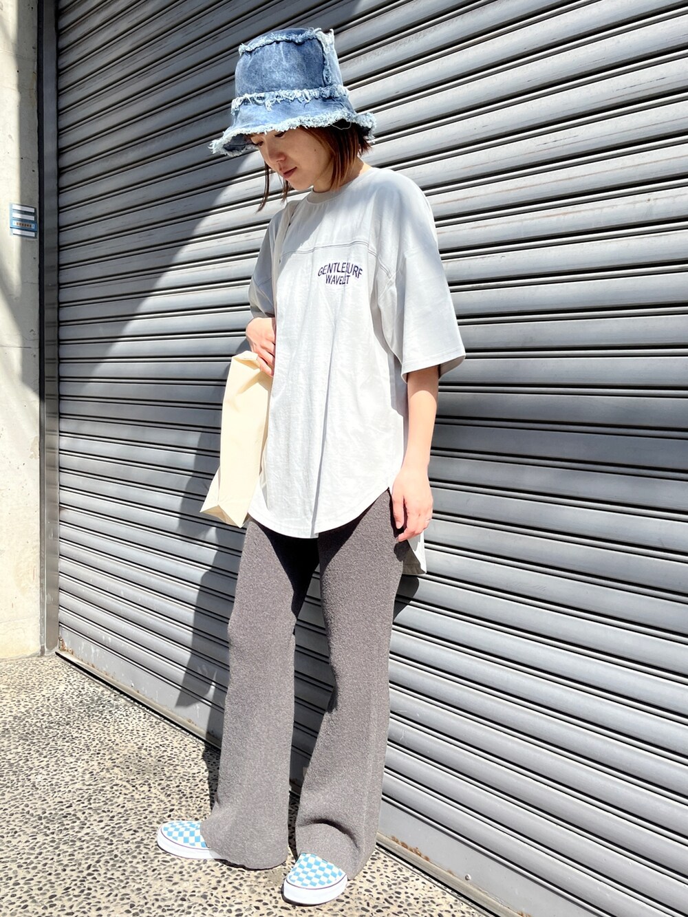 グリーン系のTシャツ/カットソー、グレー系のその他パンツ、ブルー系のスニーカーを着用したレディースの春コーディネートの3枚目の写真