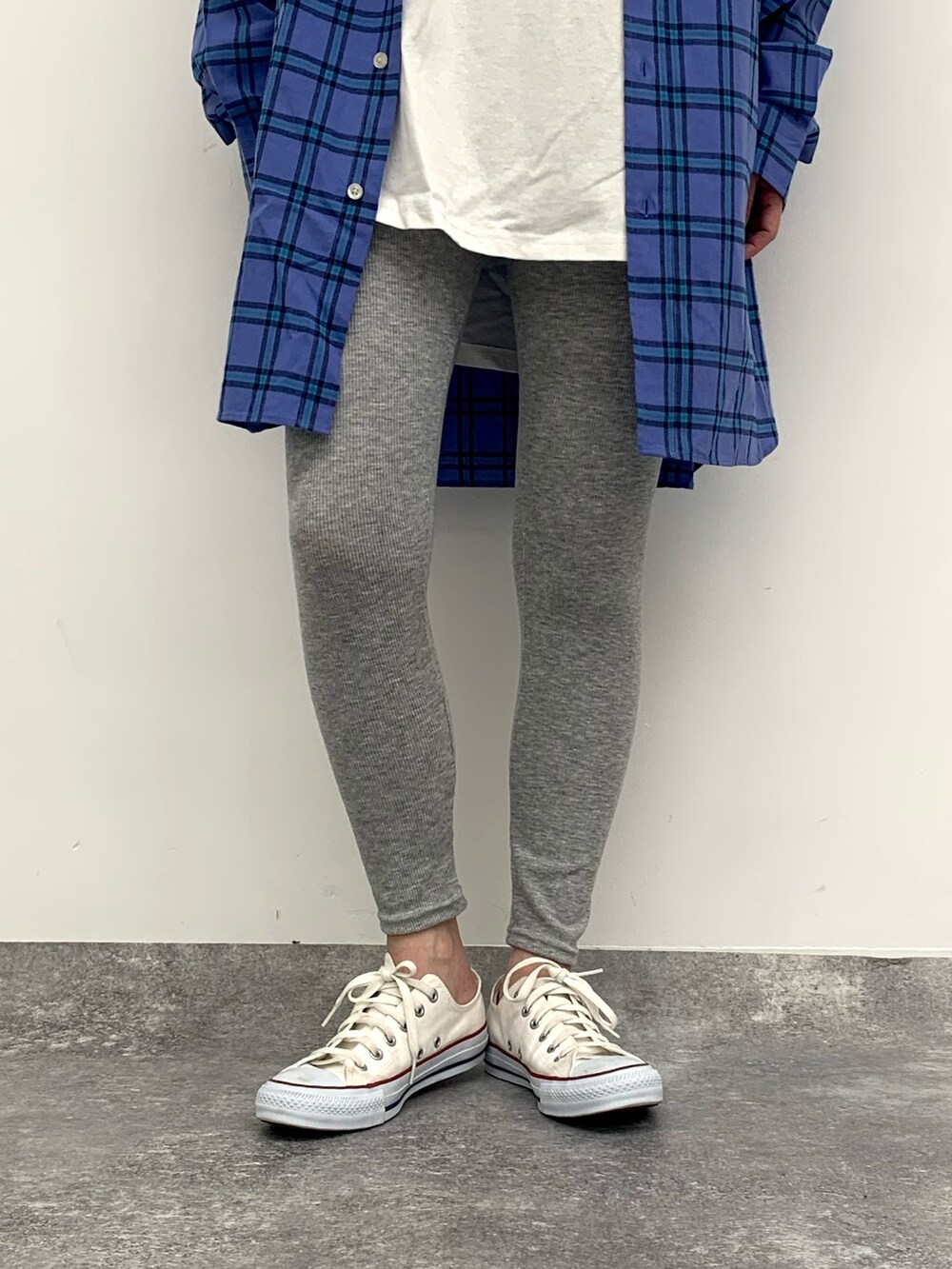 ホワイト系のトートバッグ、ホワイト系のスニーカー、ブルー系のシャツ/ブラウスを着用したレディースの春コーディネートの5枚目の写真