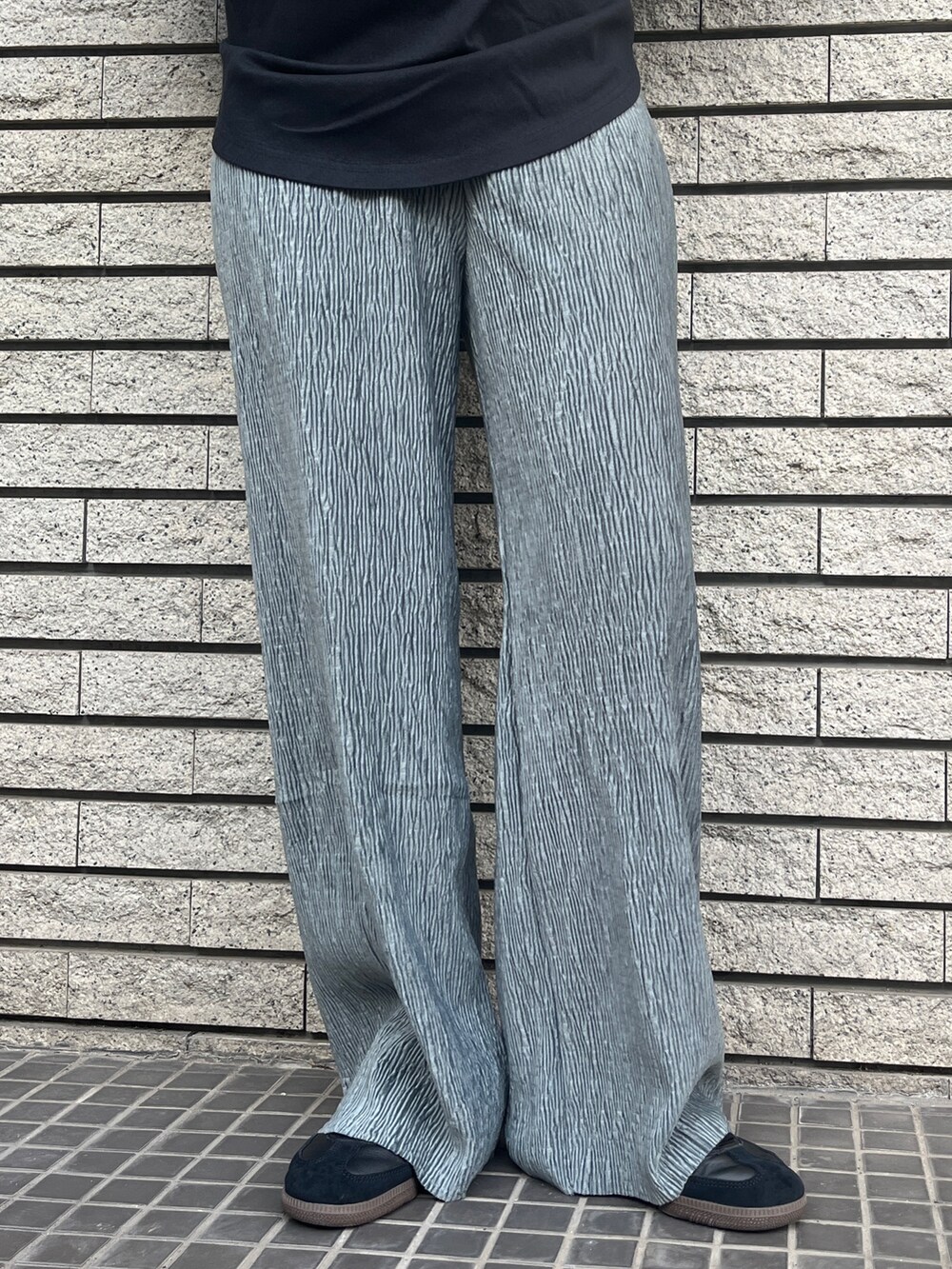 ブラック系のTシャツ/カットソー、ブルー系のその他パンツ、ブラック系のショルダーバッグを着用したレディースの秋コーディネートの3枚目の写真