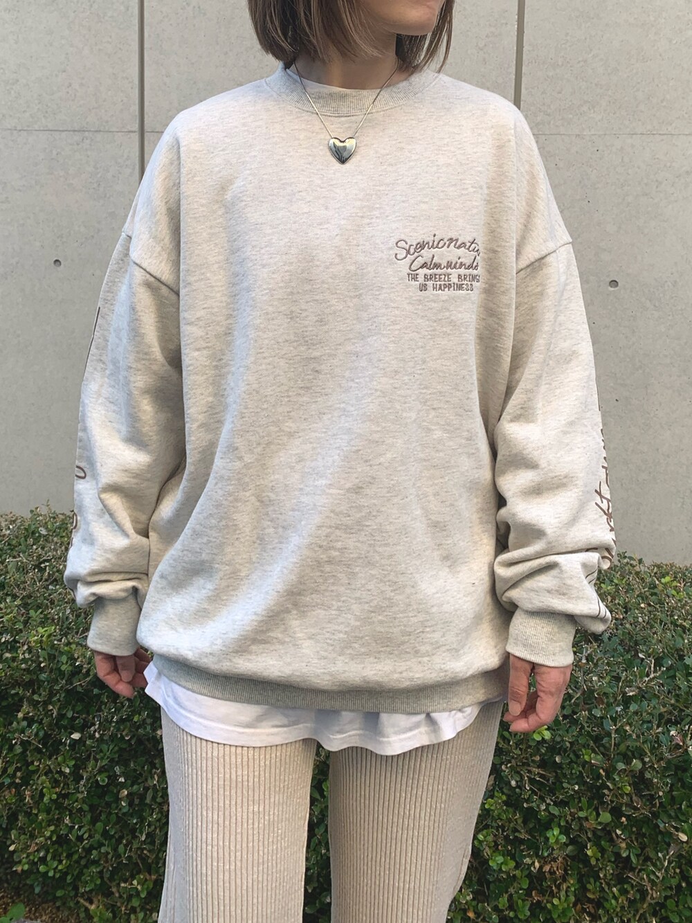 「大人カジュアル、シンプルコーデ、淡色コーデ、リラックススタイル、ゆるコーデ、オフホワイト、コンバース、mimpi、レイヤードスタイル、スニーカー、オトナ女子、ハートネックレス、スウェット、スリットパンツ、楽ちんコーデ」｜「anap mimpiのデニム刺繍 CALIFORNIA　裏毛 スウェット トレーナー（スウェット、ホワイト系）」を使った、Nakamuraさん（レディース・157cm）の冬コーディネートの3枚目の写真