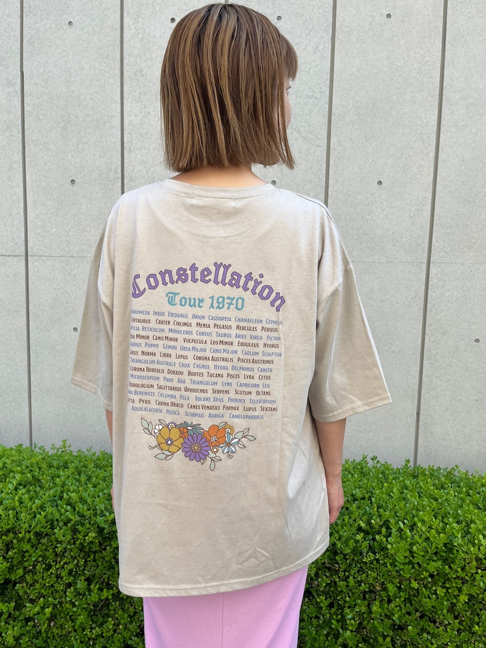 「レイヤードスタイル、夏コーデ、夏だ！Tシャツ着よう！、プチプラ、トートバッグ、スカート、タイトスカート、ボーダー、厚底サンダル、バックプリント、ベージュTシャツ、ピンク、ピンクコーデ、きれいめカジュアル、お出かけコーデ」｜「anap mimpiのSUN＆FLOWERプリント 半袖 ビッグ Tシャツ（Tシャツ/カットソー、ベージュ系）」を使った、Nakamuraさん（レディース・157cm）の夏コーディネートの5枚目の写真