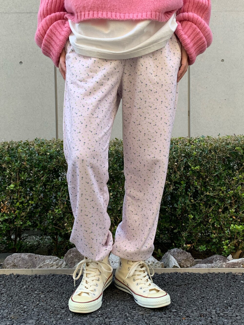 ピンク系のニット/セーター、ピンク系のスウェットパンツ、ホワイト系のスニーカーを着用したレディースの冬コーディネートの5枚目の写真