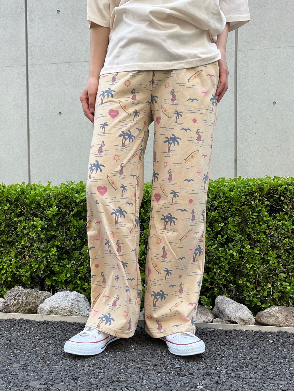 ベージュ系のその他パンツ、ホワイト系のスニーカー、ベージュ系のTシャツ/カットソーを着用したレディースの春コーディネートの6枚目の写真