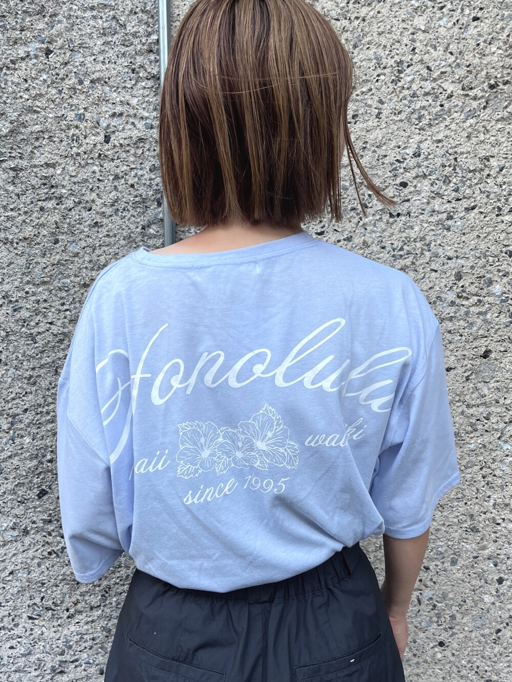 ブルー系のTシャツ/カットソー、ブラック系のその他パンツ、ブラック系のサンダルを着用したレディースの夏コーディネートの5枚目の写真