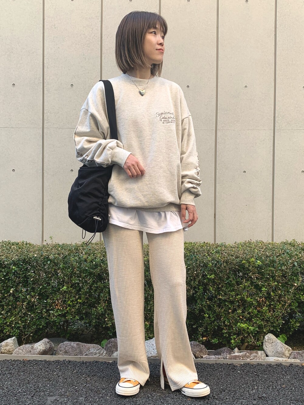 「大人カジュアル、シンプルコーデ、淡色コーデ、リラックススタイル、ゆるコーデ、オフホワイト、コンバース、mimpi、レイヤードスタイル、スニーカー、オトナ女子、ハートネックレス、スウェット、スリットパンツ、楽ちんコーデ」｜「anap mimpiのデニム刺繍 CALIFORNIA　裏毛 スウェット トレーナー（スウェット、ホワイト系）」を使った、Nakamuraさん（レディース・157cm）の冬コーディネートの2枚目の写真