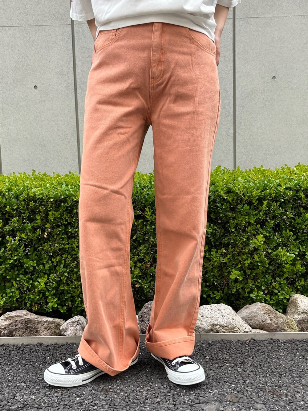 ホワイト系のTシャツ/カットソー、オレンジ系のデニムパンツ、ベージュ系のトートバッグを着用したレディースの春コーディネートの7枚目の写真