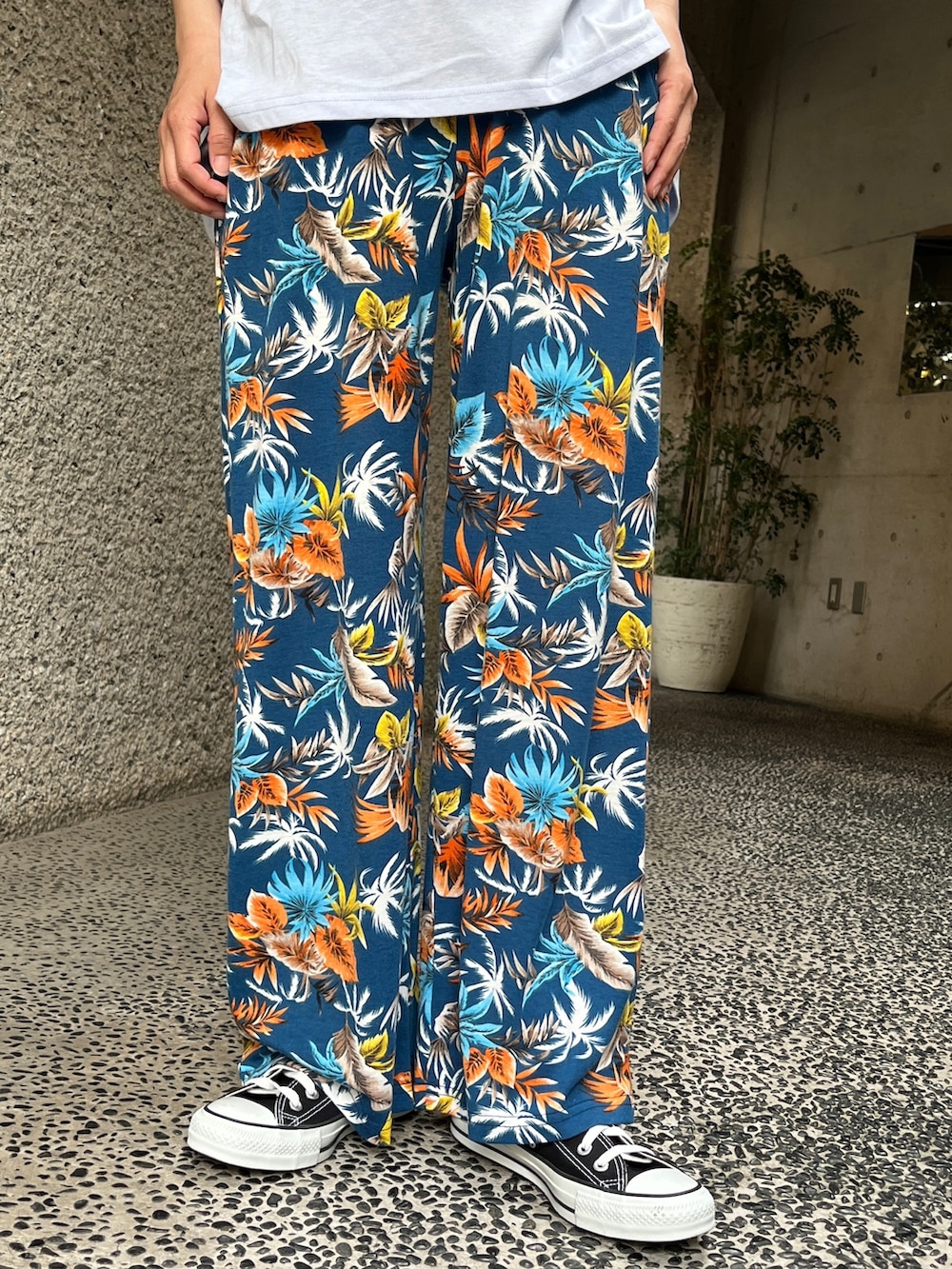 ブルー系のTシャツ/カットソー、ブラック系のスニーカー、ベージュ系のトートバッグを着用したレディースの春コーディネートの5枚目の写真