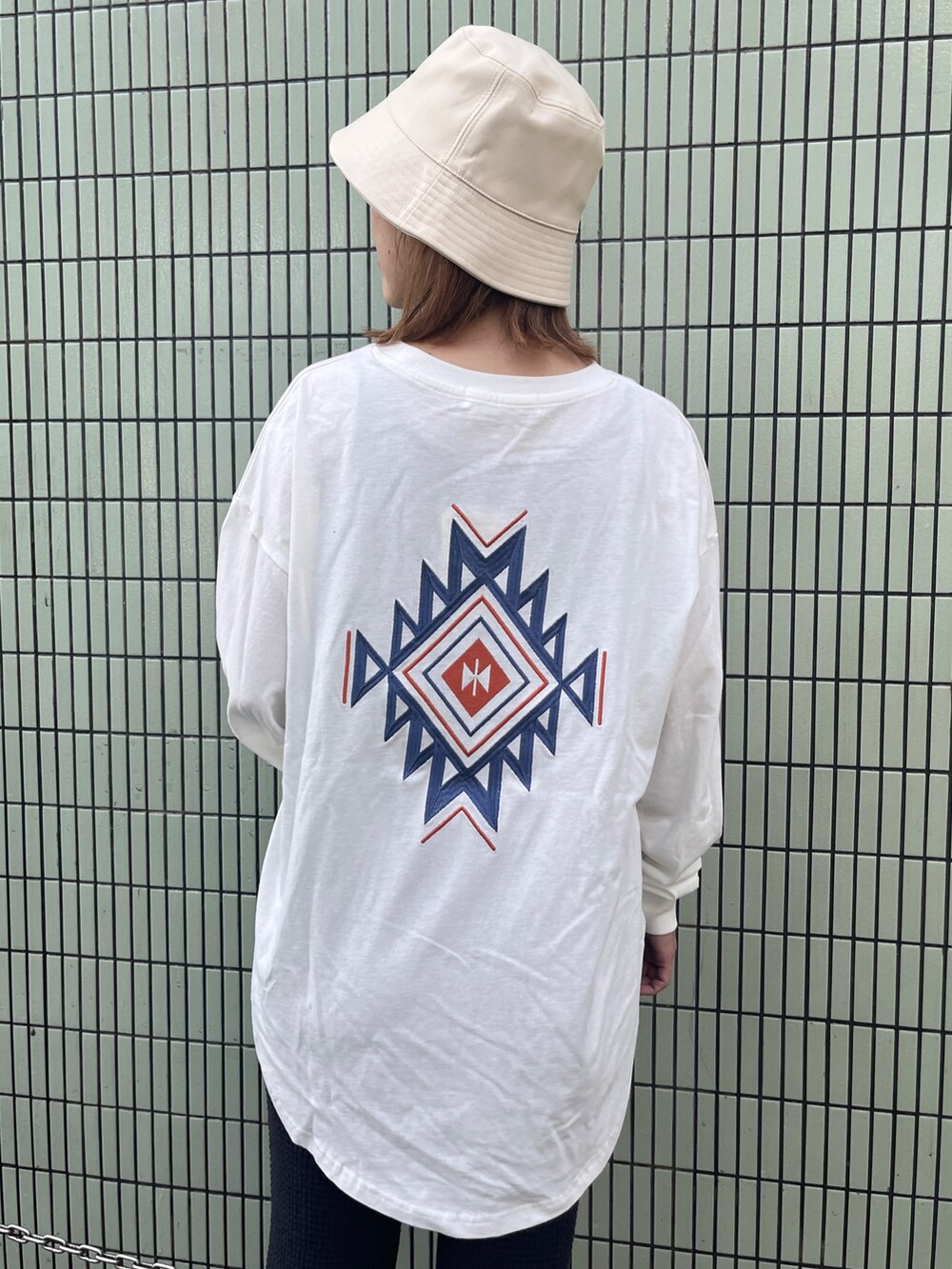 ホワイト系のTシャツ/カットソー、グレー系のその他パンツ、ホワイト系のショルダーバッグを着用したレディースの秋コーディネートの4枚目の写真