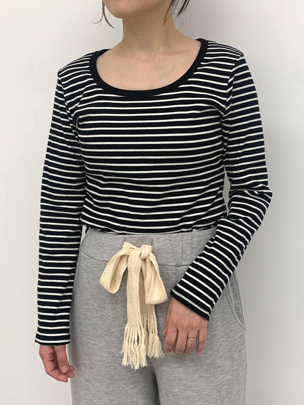 ブルー系のシャツ/ブラウス、グレー系のスウェットパンツ、ブラック系のTシャツ/カットソーを着用したレディースの春コーディネートの6枚目の写真