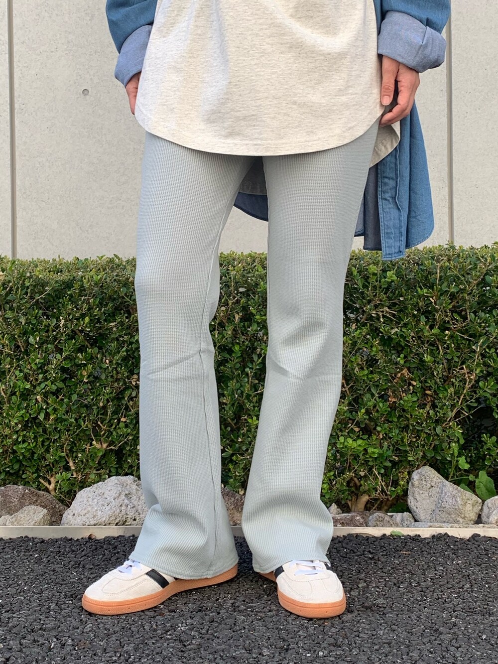 「デニムシャツ、リブパンツ、スニーカー、カラーパンツ、春コーデ、プチプラ、パステルカラー、ラクチンコーデ、オトナカジュアル、春、大人女子、リラックススタイル、ロンT、adidas spezial、adidas」｜「anap mimpiのウエストギャザーワッフルフレアパンツ（その他パンツ、グリーン系）」を使った、Nakamuraさん（レディース・157cm）の春コーディネートの6枚目の写真
