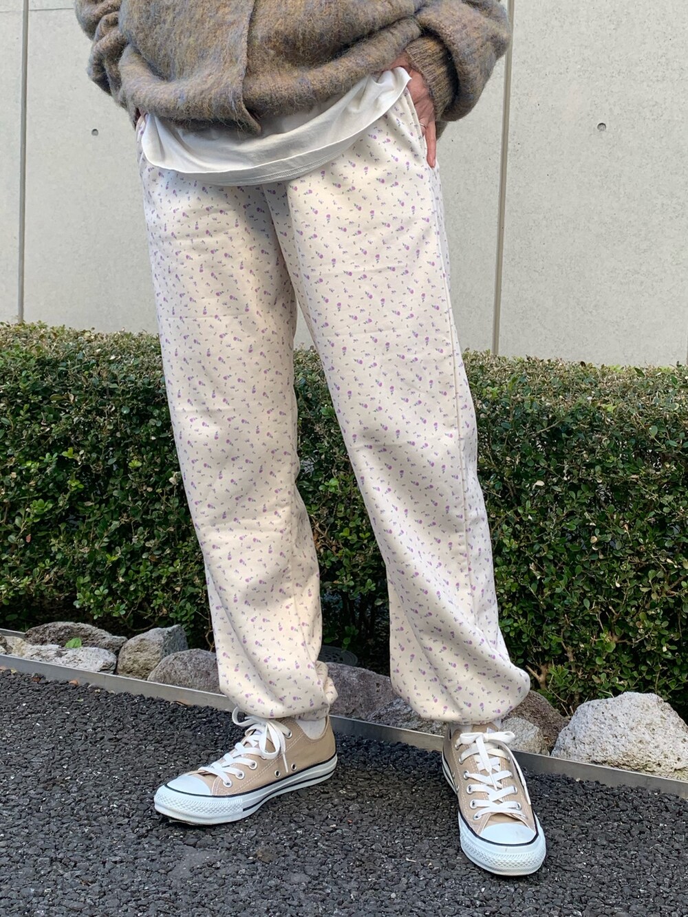 ブルー系のダウンジャケット/コート、ベージュ系のカーディガン/ボレロ、ホワイト系のスウェットパンツを着用したレディースの冬コーディネートの9枚目の写真