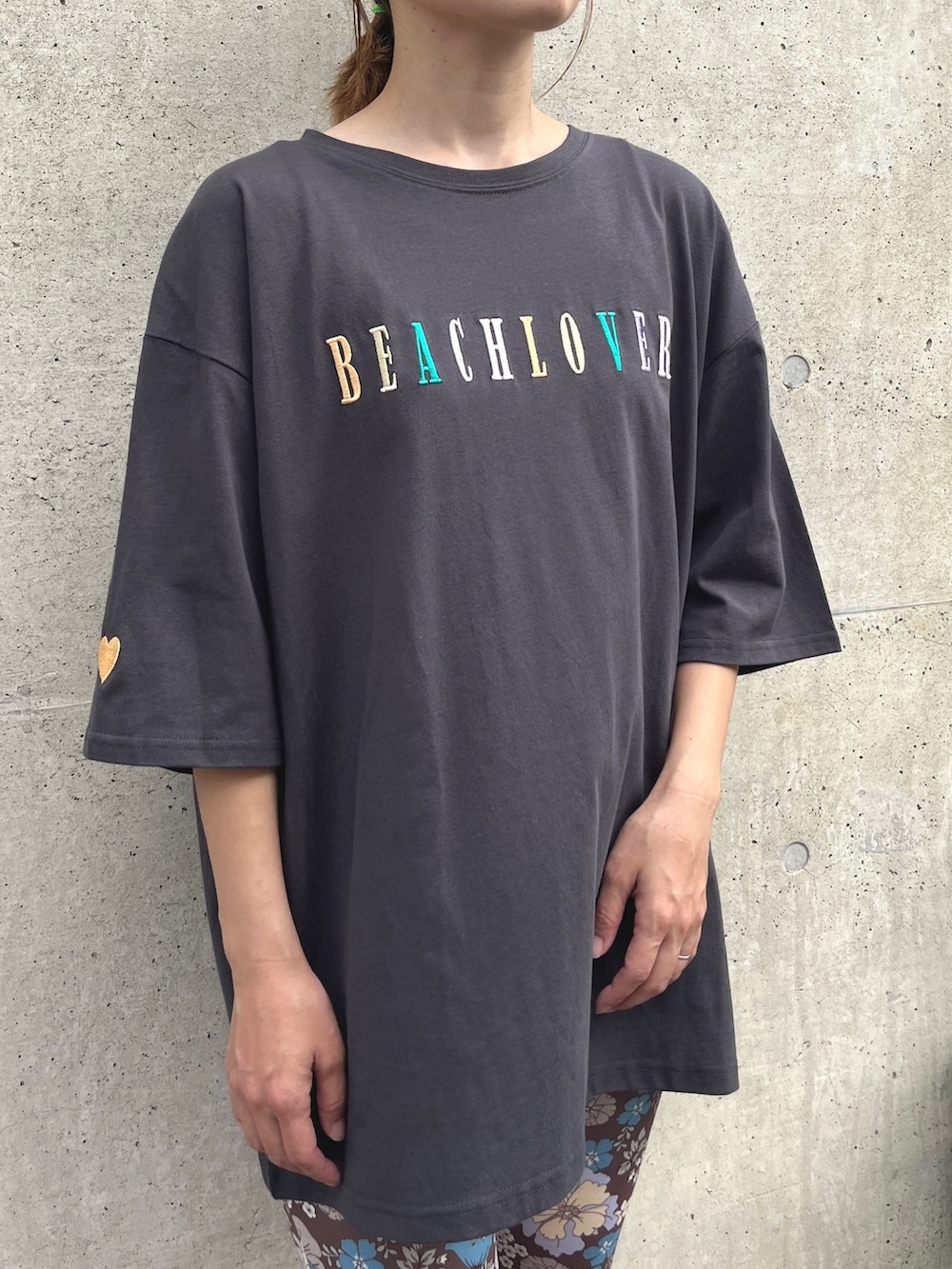 「ロゴT、テーマパークコーデ、おしゃ見えテクニック、夏コーデ、サンダル、休日スタイル、Tシャツ、ハート、フレアパンツ、花柄、トートバッグ、ビーサン、ダークカラー、ママコーデ、夏だ！Tシャツ着よう！」｜「anap mimpiのカラフル刺繍 ハートポイント コットン ビッグTシャツ（Tシャツ/カットソー、グレー系）」を使った、Nakamuraさん（レディース・157cm）の夏コーディネートの3枚目の写真