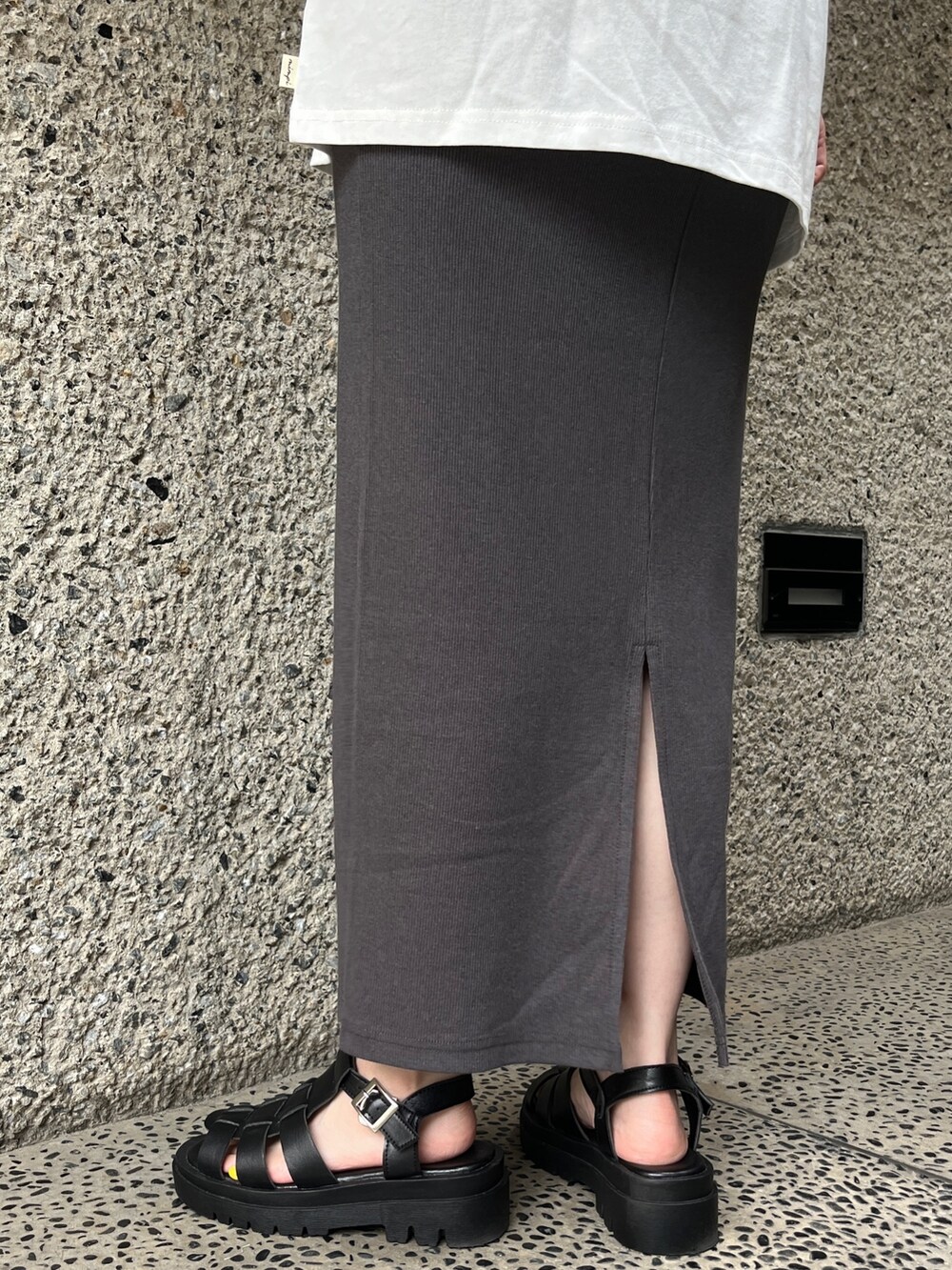 ホワイト系のTシャツ/カットソー、グレー系のスカート、ブラック系のトートバッグを着用したレディースの夏コーディネートの5枚目の写真