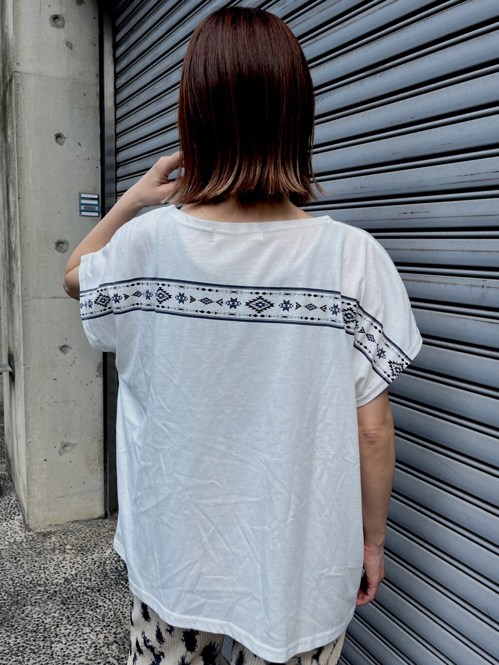 ベージュ系のその他パンツ、ホワイト系のTシャツ/カットソーを着用したレディースの春コーディネートの6枚目の写真