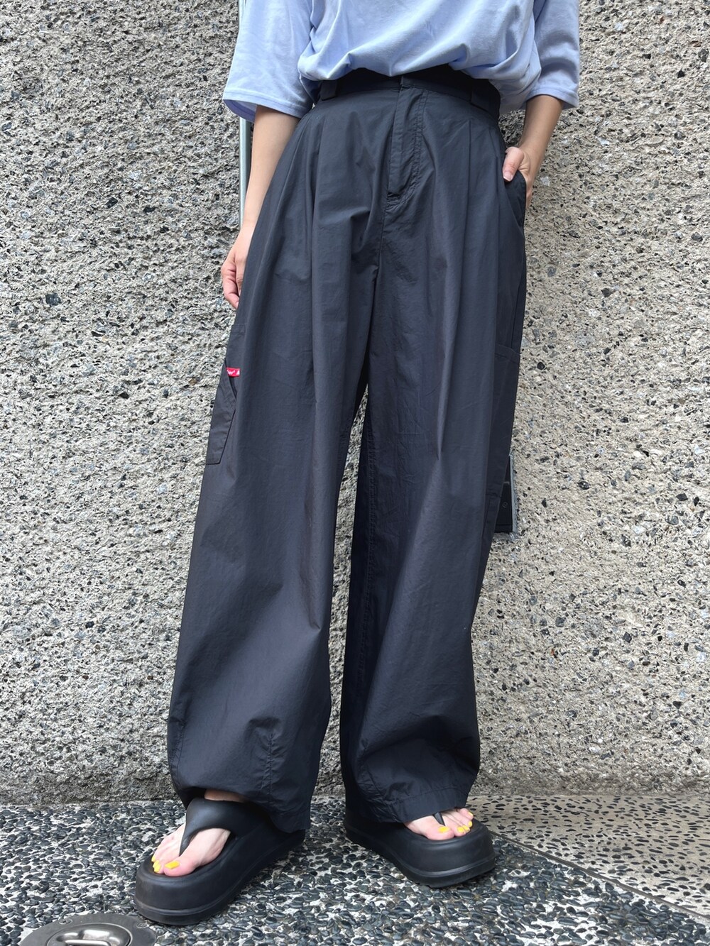 ブルー系のTシャツ/カットソー、ブラック系のその他パンツ、ブラック系のサンダルを着用したレディースの夏コーディネートの6枚目の写真