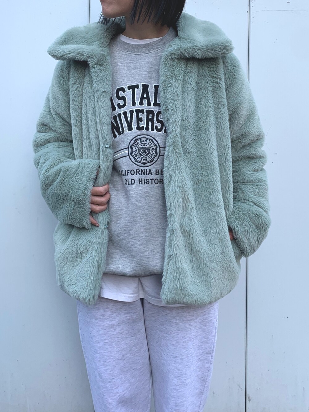「スウェットパンツ、スウェットコーデ、ファーコート、ミントグリーン、スウェット、オールスター、コンバース、カジュアルコーデ、スニーカー、大人カジュアル、休日コーデ、ラクチンコーデ、mimpi、プチプラ、お正月コーデ」｜「anap mimpiのステンカラーフェイクファーコート（ブルゾン、グリーン系）」を使った、Nakamuraさん（レディース・156cm）の冬コーディネートの2枚目の写真