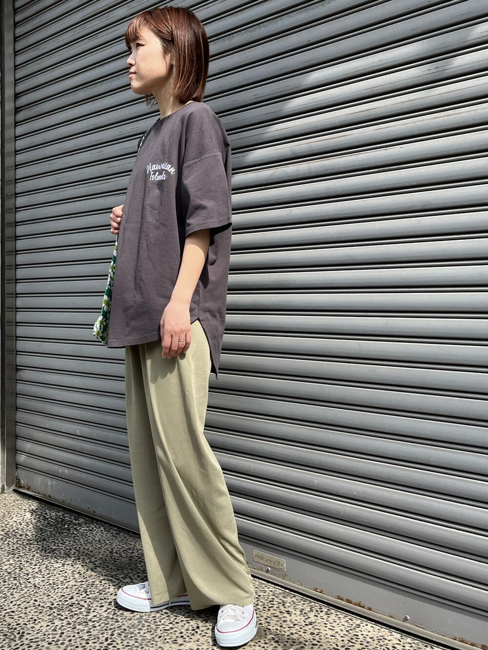 ホワイト系のスニーカー、グリーン系のその他パンツ、グレー系のTシャツ/カットソーを着用したレディースの春コーディネートの3枚目の写真