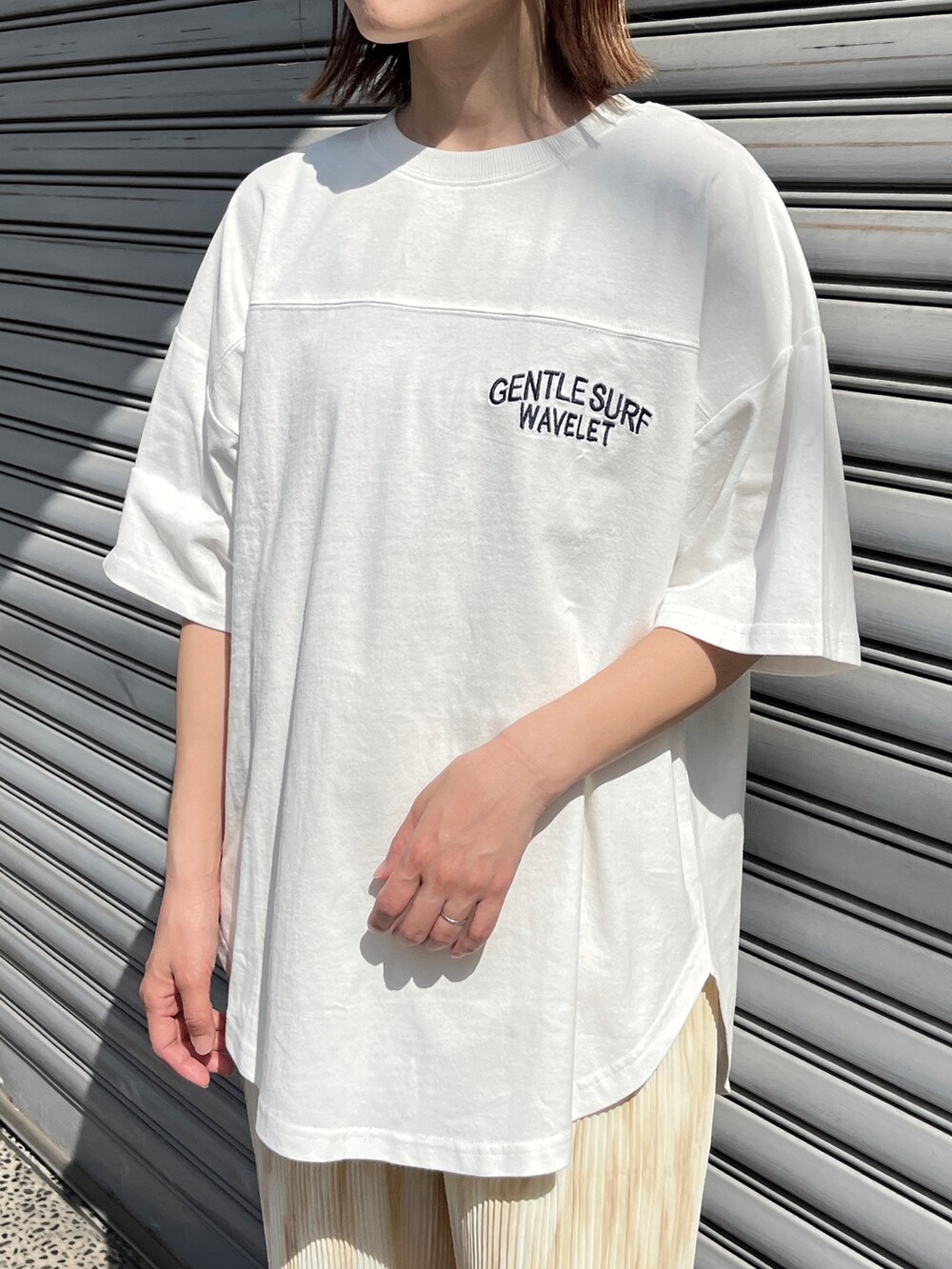 ホワイト系のTシャツ/カットソー、ベージュ系のパンツを着用したレディースの春コーディネートの3枚目の写真
