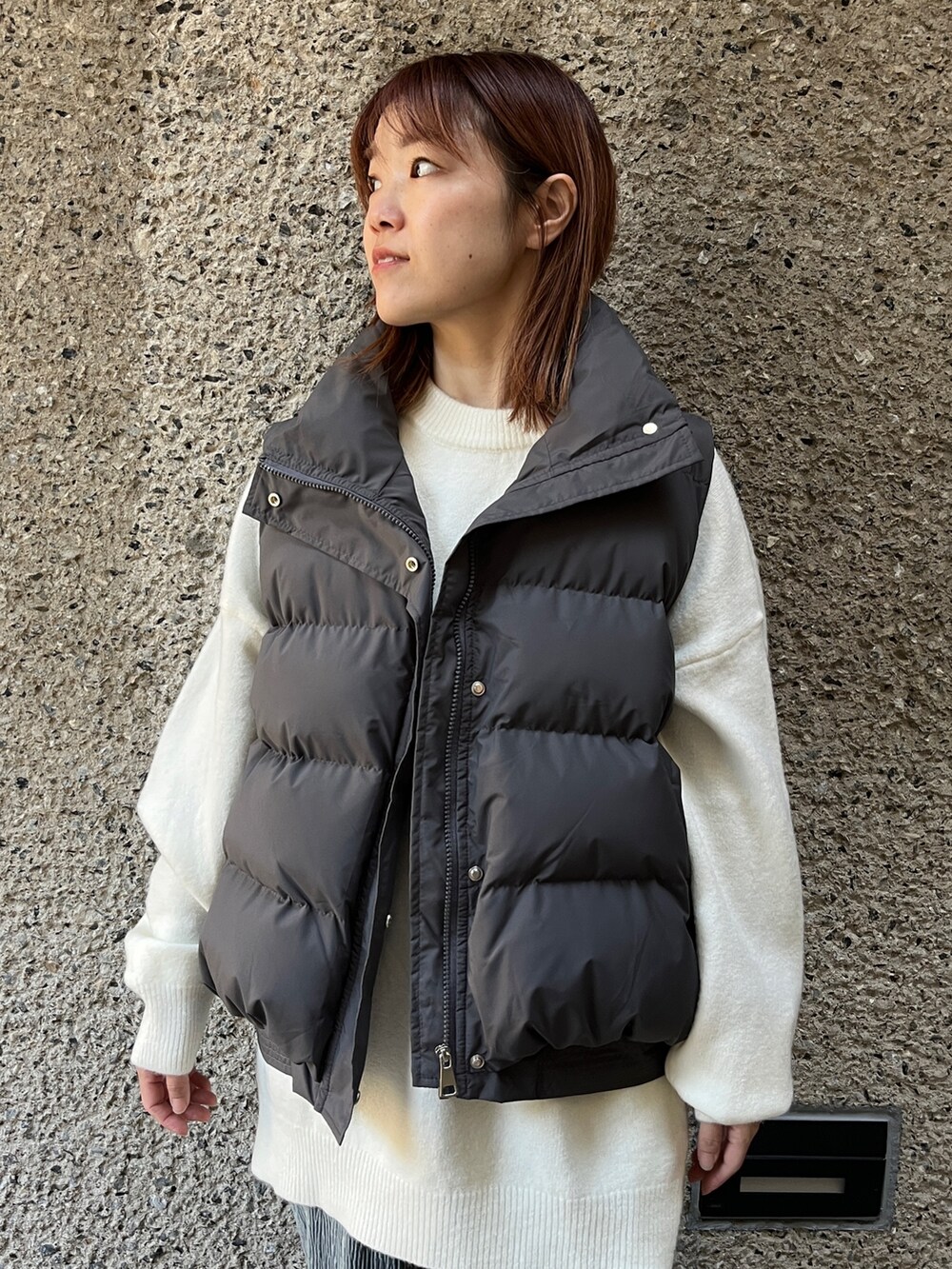 ホワイト系のニット/セーター、ホワイト系のショルダーバッグ、ブルー系のその他パンツを着用したレディースの冬コーディネートの2枚目の写真