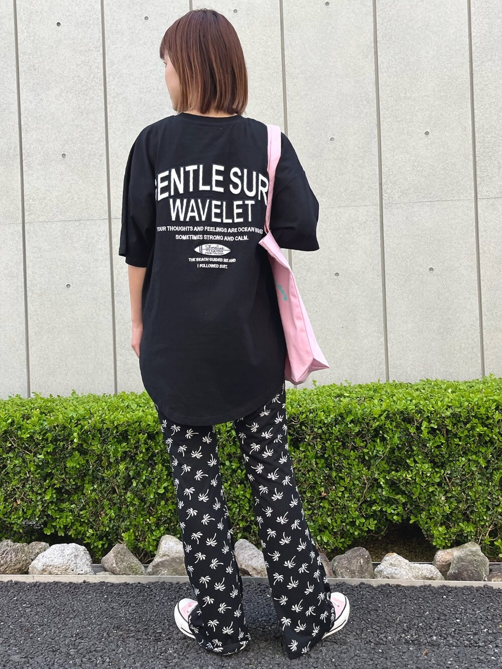 ピンク系のスニーカー、ブラック系のTシャツ/カットソー、ブラック系のその他パンツを着用したレディースの春コーディネートの4枚目の写真