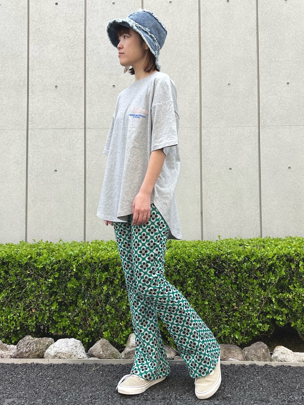 グレー系のTシャツ/カットソー、グリーン系のその他パンツ、ブルー系のハットを着用したレディースの春コーディネートの2枚目の写真