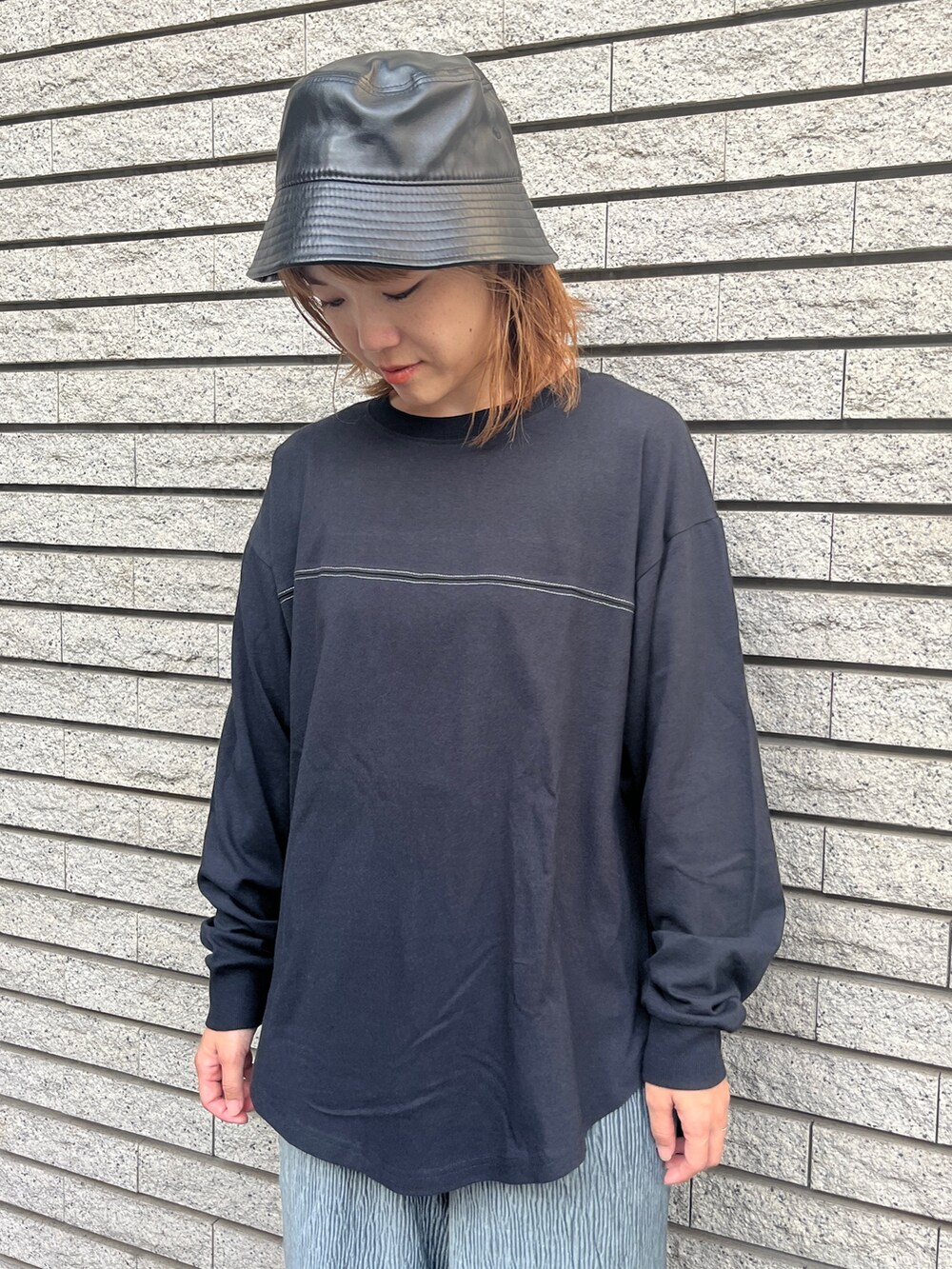 ブラック系のTシャツ/カットソー、ブルー系のその他パンツ、ブラック系のショルダーバッグを着用したレディースの秋コーディネートの2枚目の写真