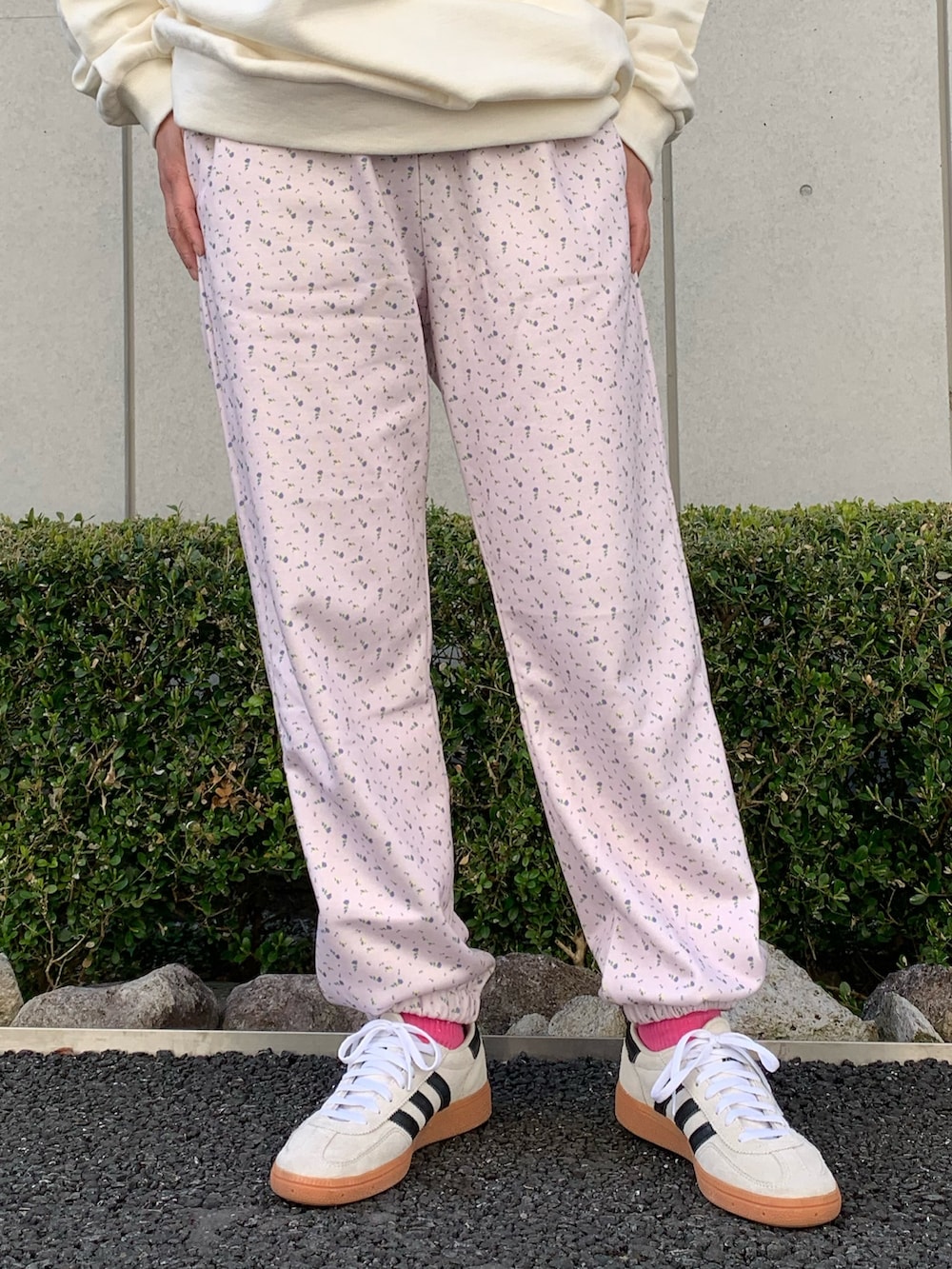 「小花柄、スウェット、スウェットパンツ、スウェットコーデ、淡色コーデ、春色、休日スタイル、スニーカー、adidas spezial、スニーカーコーデ、春カラー、楽チンコーデ、ロゴスウェット、バックプリント、ピンク」｜「anap mimpiのレトロハワイプリント 裏毛 スウェット トレーナー（スウェット、ホワイト系）」を使った、Nakamuraさん（レディース・157cm）の冬コーディネートの6枚目の写真