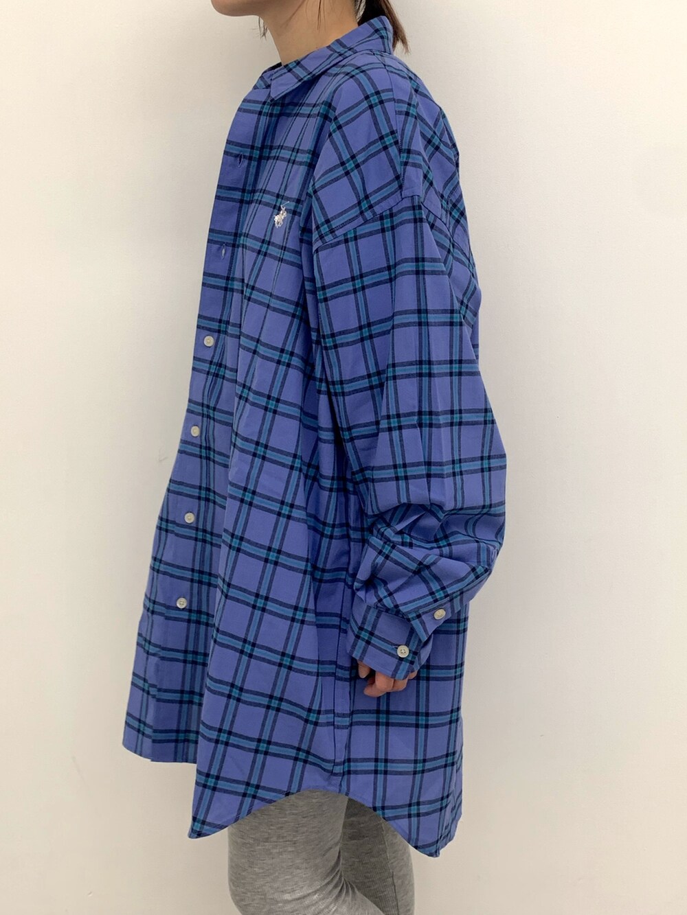 ホワイト系のトートバッグ、ホワイト系のスニーカー、ブルー系のシャツ/ブラウスを着用したレディースの春コーディネートの4枚目の写真